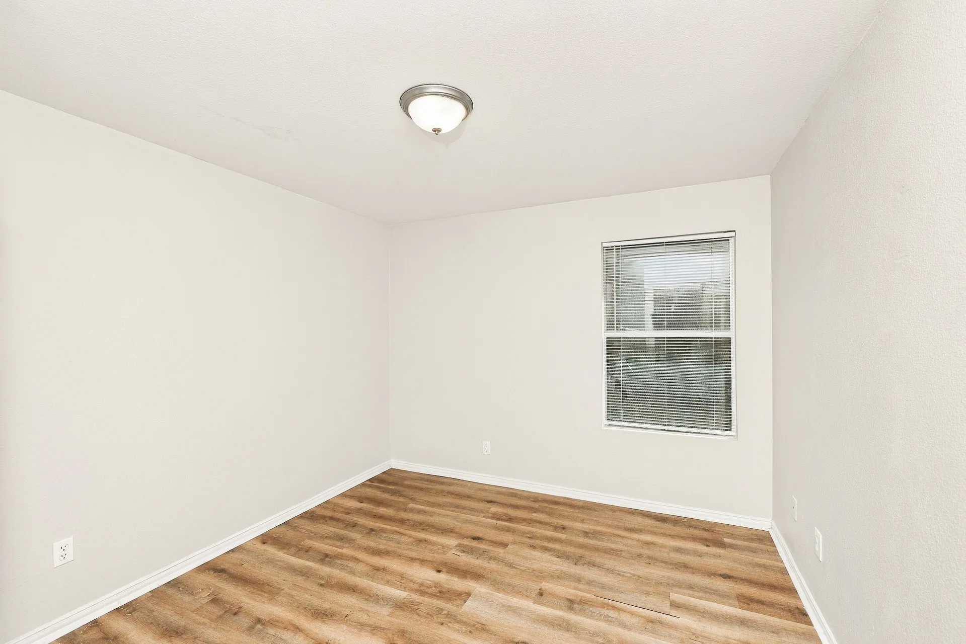 Townhouse For Rent in Dallas County , 144 Creek Cove Drive, Dallas, Texas 75217, 3 Bedroom, 3 Bathroom, 2 Garage spaces, 1,347 Sqft, built in 2006, mls#21392593, Real Estate Agent in Dallas, Homes For Rent in Dallas county, Homes For Rent in Dallas, Realtor in Dallas Texas, Real Estate Brokerage Independent Realty Texas, Luminita Cordes Realtor