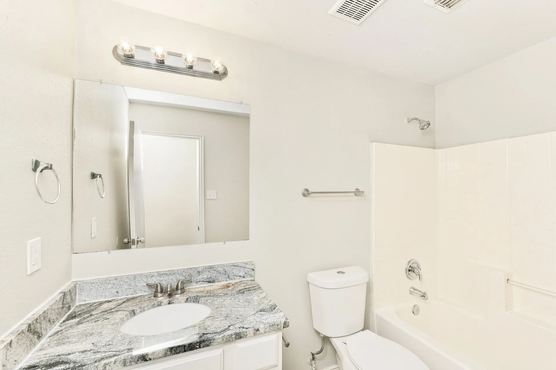 Townhouse For Rent in Dallas County , 144 Creek Cove Drive, Dallas, Texas 75217, 3 Bedroom, 3 Bathroom, 2 Garage spaces, 1,347 Sqft, built in 2006, mls#21392593, Real Estate Agent in Dallas, Homes For Rent in Dallas county, Homes For Rent in Dallas, Realtor in Dallas Texas, Real Estate Brokerage Independent Realty Texas, Luminita Cordes Realtor