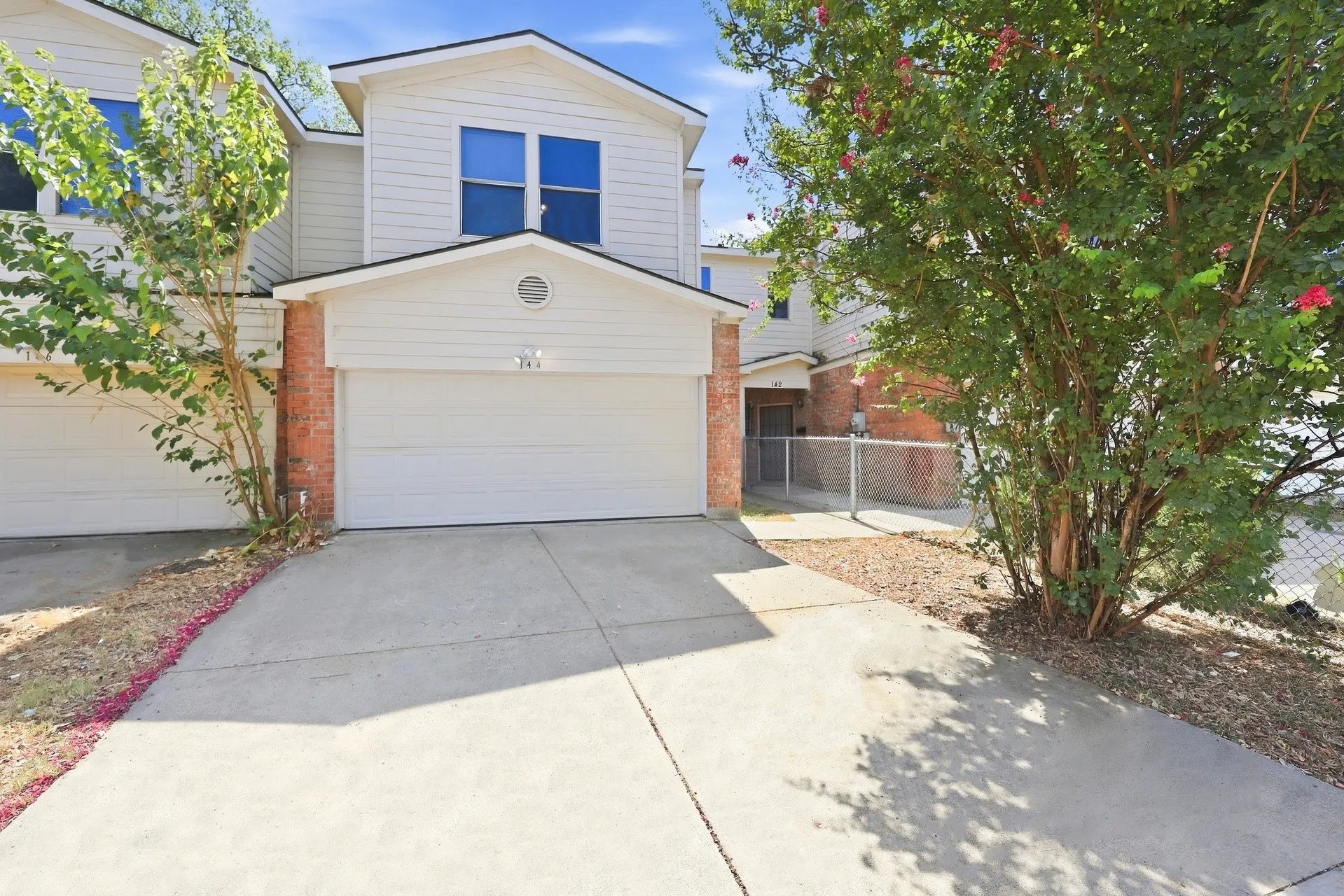 Townhouse For Rent in Dallas County , 144 Creek Cove Drive, Dallas, Texas 75217, 3 Bedroom, 3 Bathroom, 2 Garage spaces, 1,347 Sqft, built in 2006, mls#21392593, Real Estate Agent in Dallas, Homes For Rent in Dallas county, Homes For Rent in Dallas, Realtor in Dallas Texas, Real Estate Brokerage Independent Realty Texas, Luminita Cordes Realtor