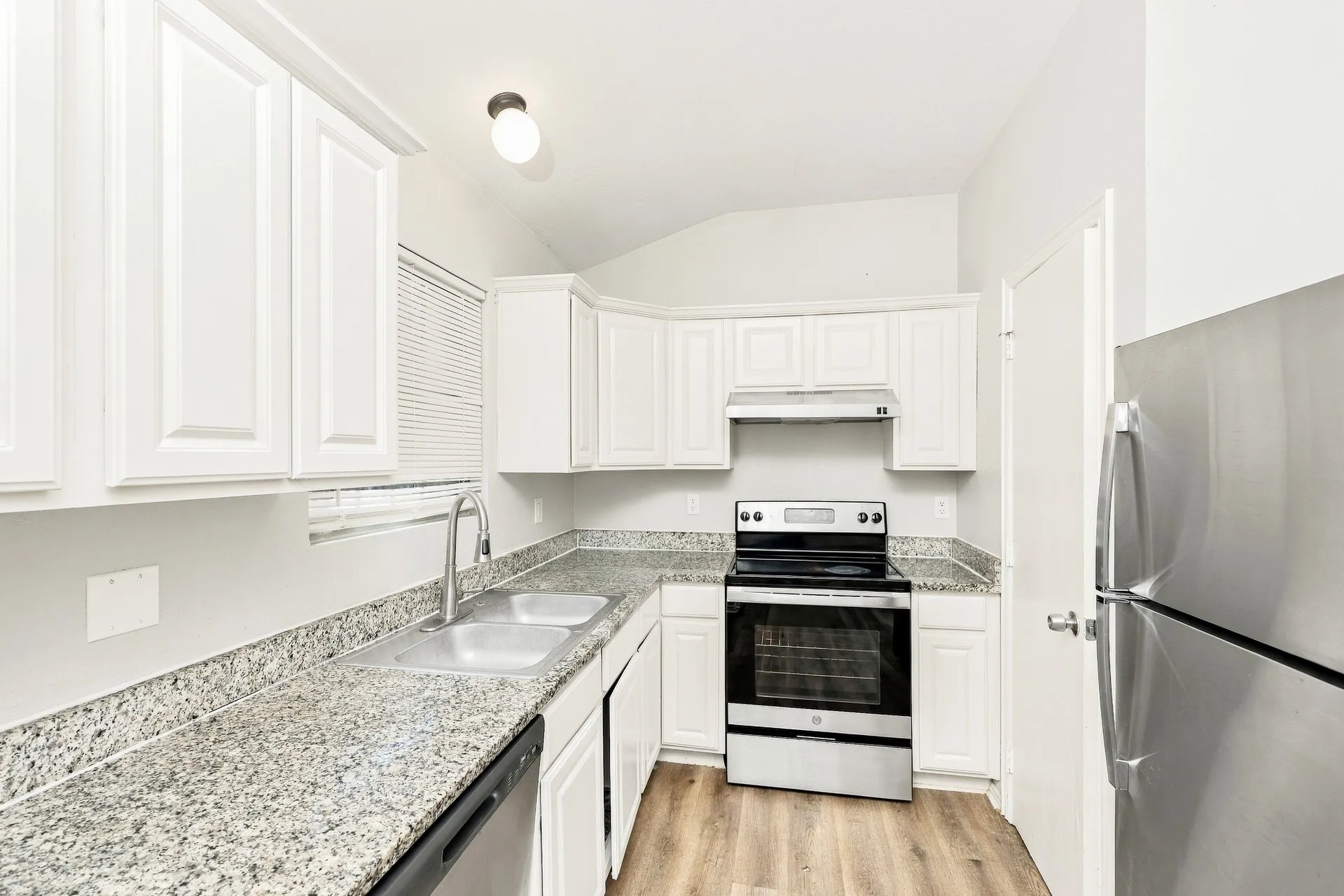 Townhouse For Rent in Dallas County , 144 Creek Cove Drive, Dallas, Texas 75217, 3 Bedroom, 3 Bathroom, 2 Garage spaces, 1,347 Sqft, built in 2006, mls#21392593, Real Estate Agent in Dallas, Homes For Rent in Dallas county, Homes For Rent in Dallas, Realtor in Dallas Texas, Real Estate Brokerage Independent Realty Texas, Luminita Cordes Realtor