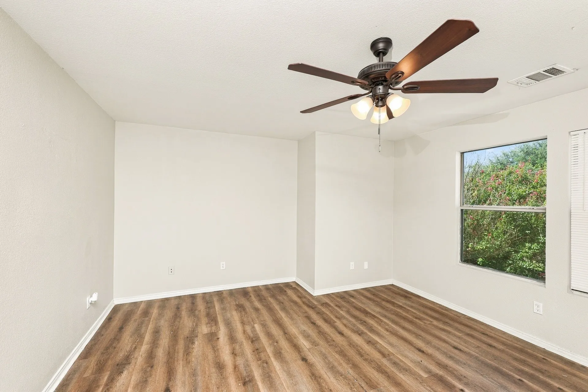 Townhouse For Rent in Dallas County , 144 Creek Cove Drive, Dallas, Texas 75217, 3 Bedroom, 3 Bathroom, 2 Garage spaces, 1,347 Sqft, built in 2006, mls#21392593, Real Estate Agent in Dallas, Homes For Rent in Dallas county, Homes For Rent in Dallas, Realtor in Dallas Texas, Real Estate Brokerage Independent Realty Texas, Luminita Cordes Realtor