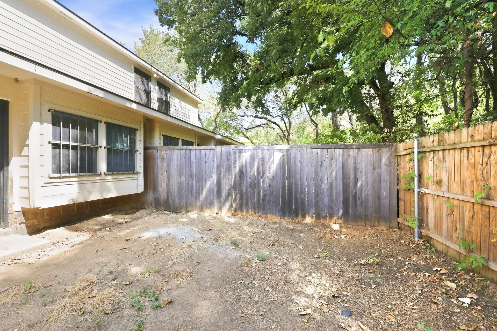 Townhouse For Rent in Dallas County , 144 Creek Cove Drive, Dallas, Texas 75217, 3 Bedroom, 3 Bathroom, 2 Garage spaces, 1,347 Sqft, built in 2006, mls#21392593, Real Estate Agent in Dallas, Homes For Rent in Dallas county, Homes For Rent in Dallas, Realtor in Dallas Texas, Real Estate Brokerage Independent Realty Texas, Luminita Cordes Realtor