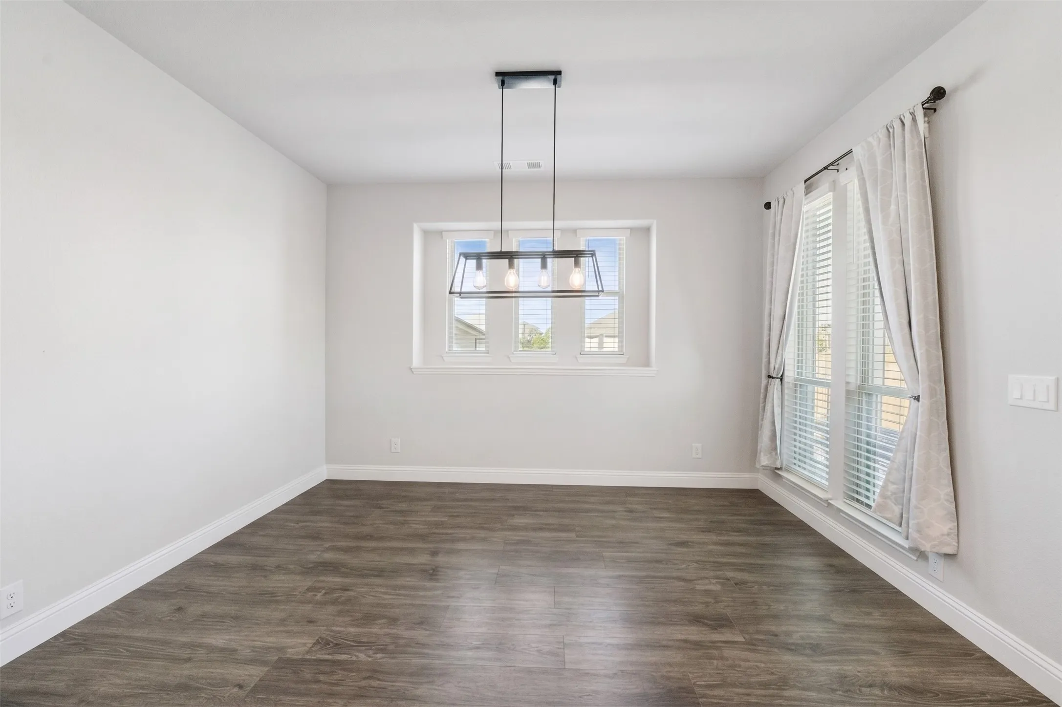 Single Family Residence For Sale in Ellis County , 441 Green Terrace Court, Midlothian, Texas 76065, 4 Bedroom, 4 Bathroom, 2 Garage spaces, 3,445 Sqft, built in 2023, mls#21392598, Real Estate Agent in Midlothian, Homes For Sale in Ellis county, Homes For Sale in Midlothian, Realtor in Midlothian Texas, Real Estate Brokerage Independent Realty Texas, Luminita Cordes Realtor