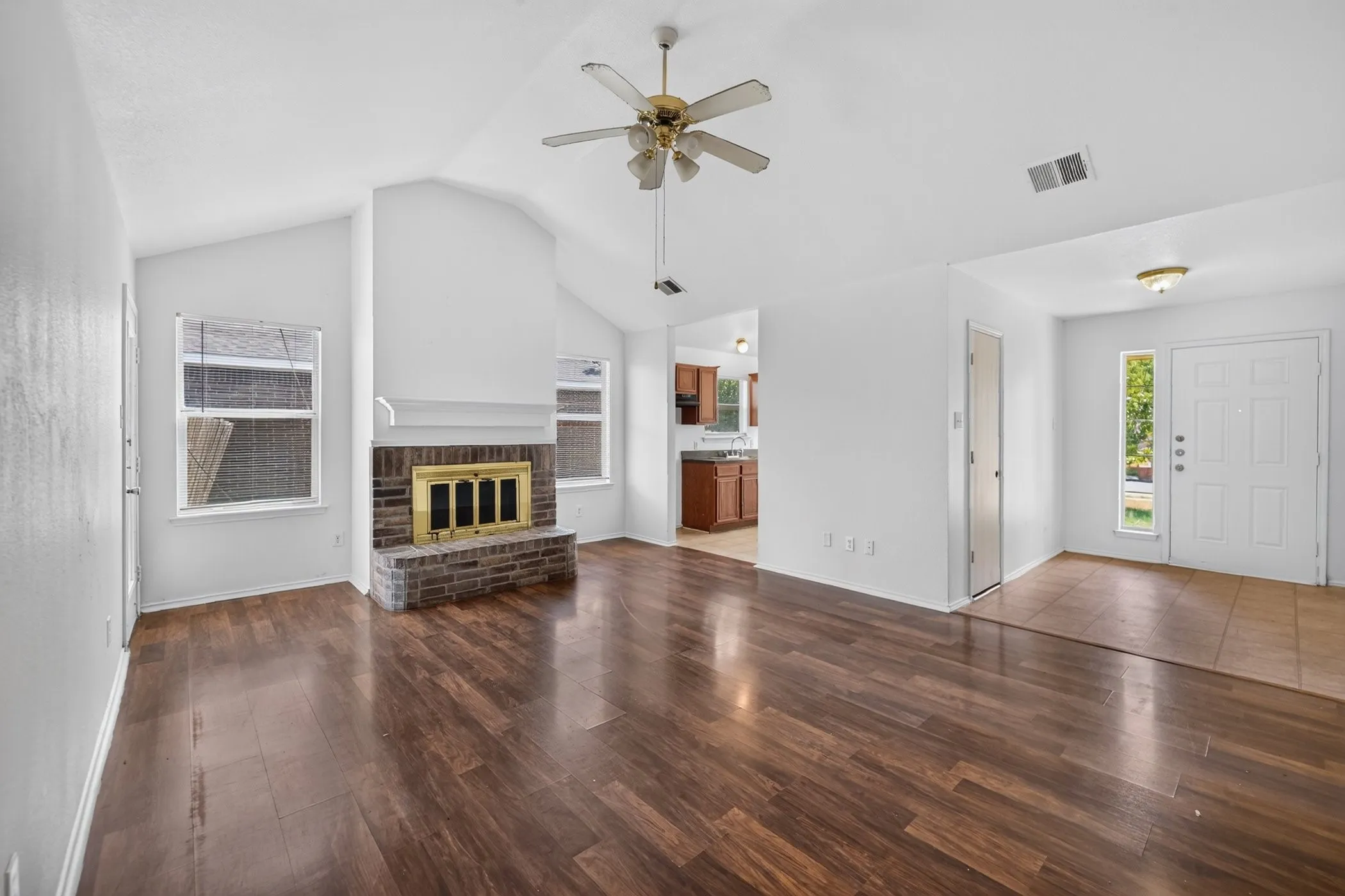 Single Family Residence For Rent in Collin County , 406 Oxford Loop, Princeton, Texas 75407, 3 Bedroom, 2 Bathroom, 1 Garage spaces, 1,332 Sqft, built in 2004, mls#21392603, Real Estate Agent in Princeton, Homes For Rent in Collin county, Homes For Rent in Princeton, Realtor in Princeton Texas, Real Estate Brokerage Independent Realty Texas, Luminita Cordes Realtor