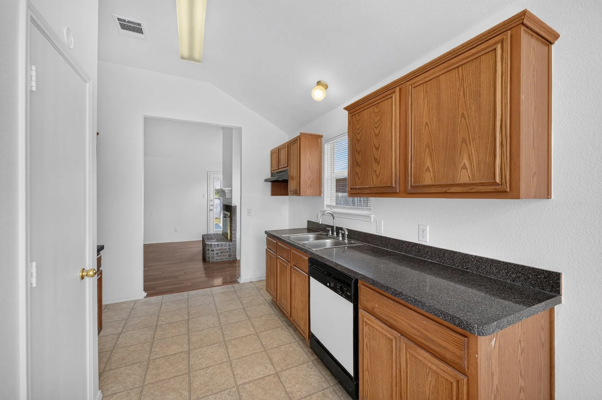 Single Family Residence For Rent in Collin County , 406 Oxford Loop, Princeton, Texas 75407, 3 Bedroom, 2 Bathroom, 1 Garage spaces, 1,332 Sqft, built in 2004, mls#21392603, Real Estate Agent in Princeton, Homes For Rent in Collin county, Homes For Rent in Princeton, Realtor in Princeton Texas, Real Estate Brokerage Independent Realty Texas, Luminita Cordes Realtor