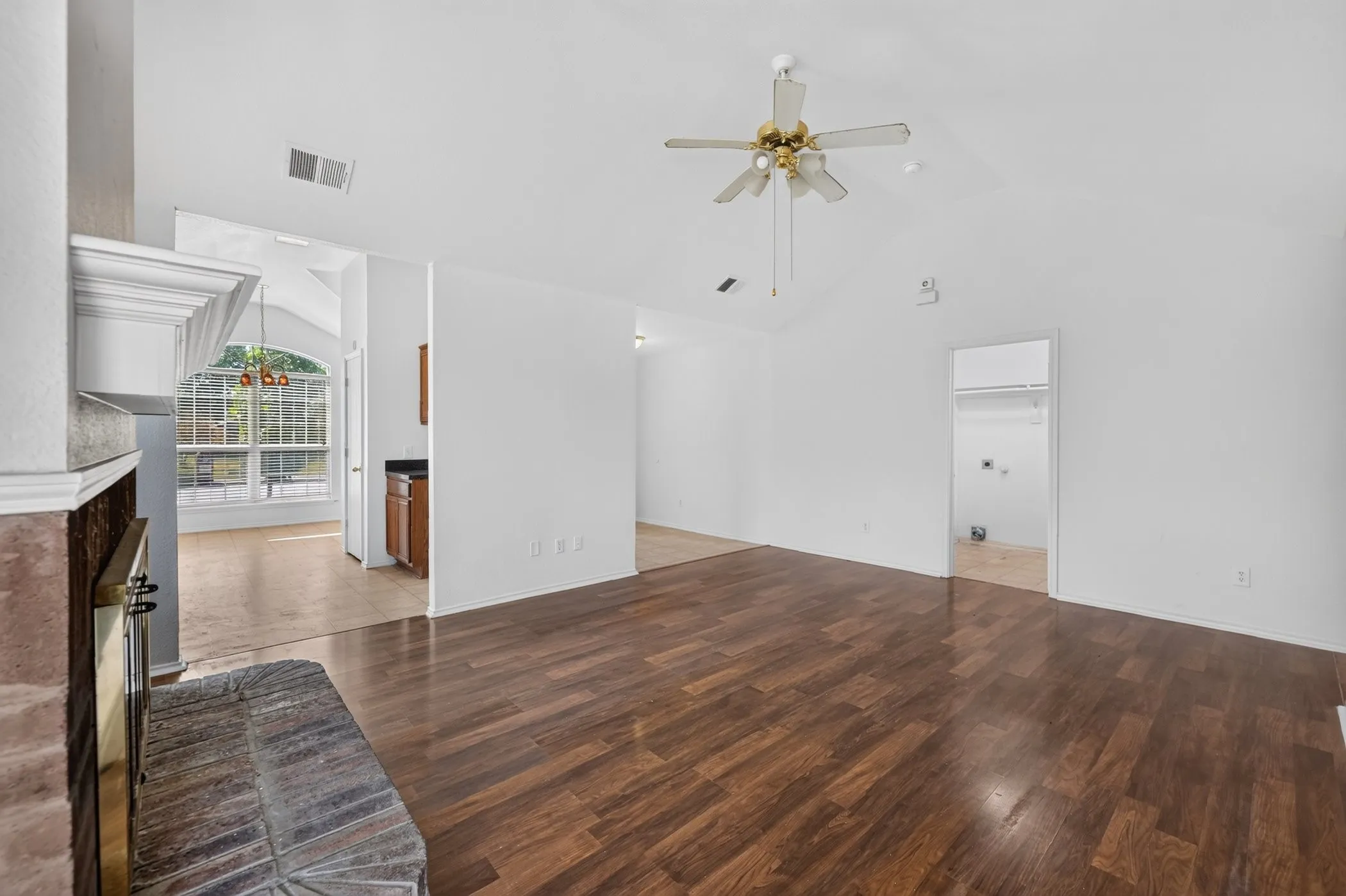 Single Family Residence For Rent in Collin County , 406 Oxford Loop, Princeton, Texas 75407, 3 Bedroom, 2 Bathroom, 1 Garage spaces, 1,332 Sqft, built in 2004, mls#21392603, Real Estate Agent in Princeton, Homes For Rent in Collin county, Homes For Rent in Princeton, Realtor in Princeton Texas, Real Estate Brokerage Independent Realty Texas, Luminita Cordes Realtor