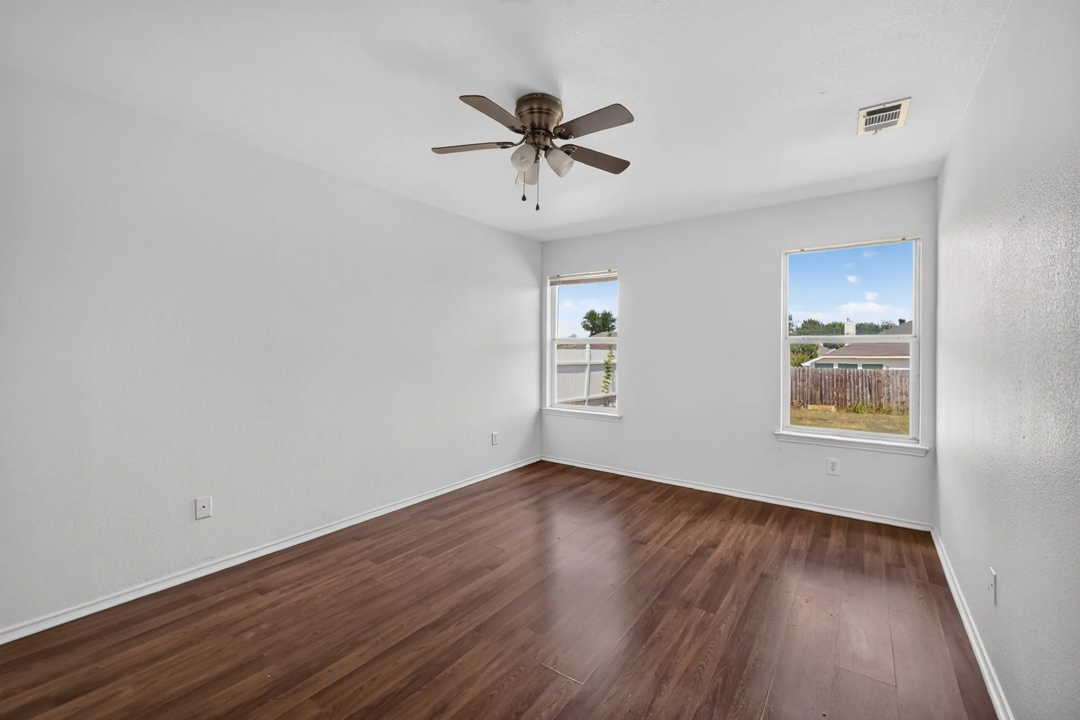 Single Family Residence For Rent in Collin County , 406 Oxford Loop, Princeton, Texas 75407, 3 Bedroom, 2 Bathroom, 1 Garage spaces, 1,332 Sqft, built in 2004, mls#21392603, Real Estate Agent in Princeton, Homes For Rent in Collin county, Homes For Rent in Princeton, Realtor in Princeton Texas, Real Estate Brokerage Independent Realty Texas, Luminita Cordes Realtor