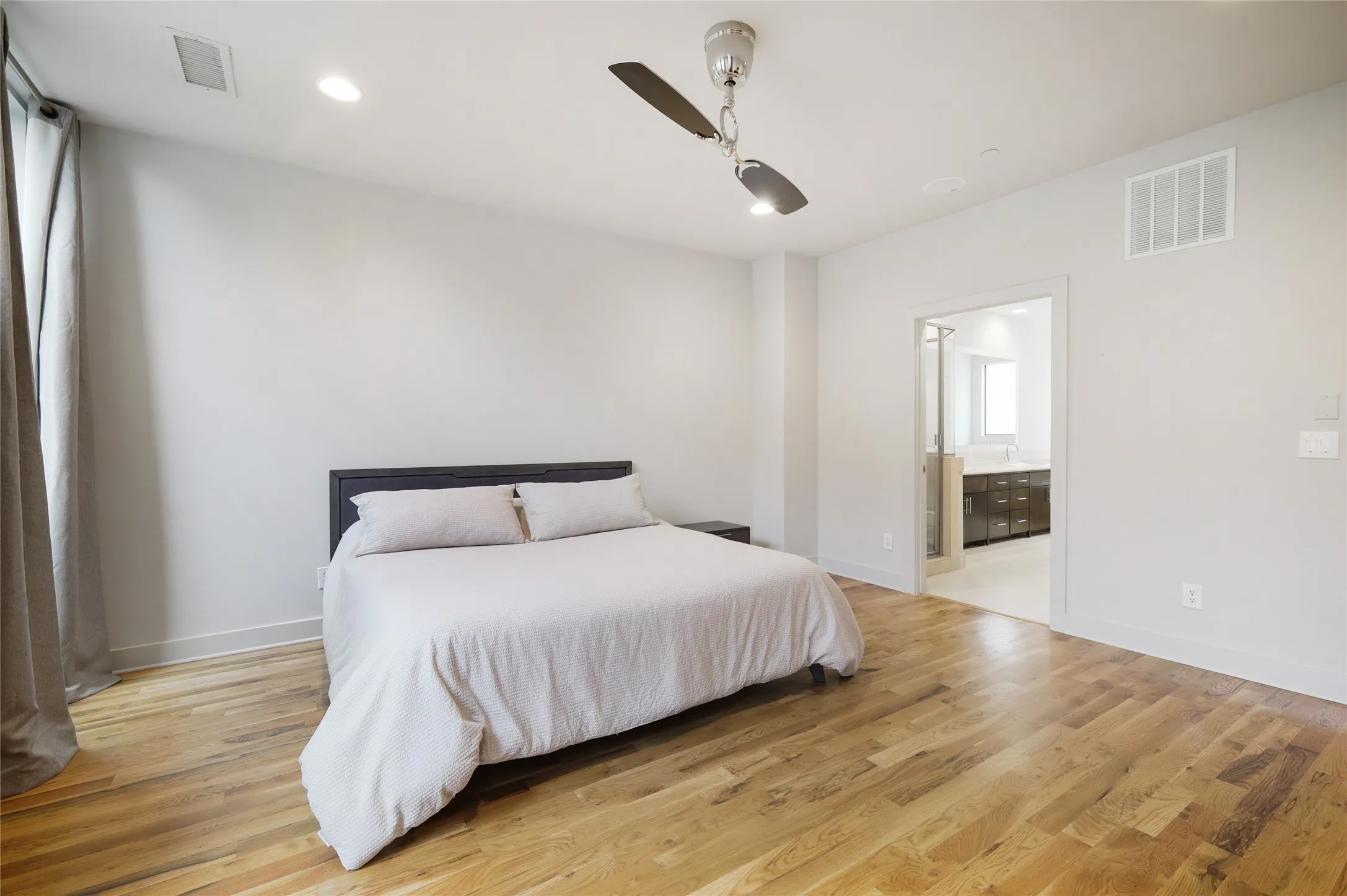 Condominium For Sale in Dallas County , 4618 Cedar Springs Road C, Dallas, Texas 75219, 2 Bedroom, 3 Bathroom, 2 Garage spaces, 1,610 Sqft, built in 2006, mls#21392159, Real Estate Agent in Dallas, Homes For Sale in Dallas county, Homes For Sale in Dallas, Realtor in Dallas Texas, Real Estate Brokerage Independent Realty Texas, Luminita Cordes Realtor