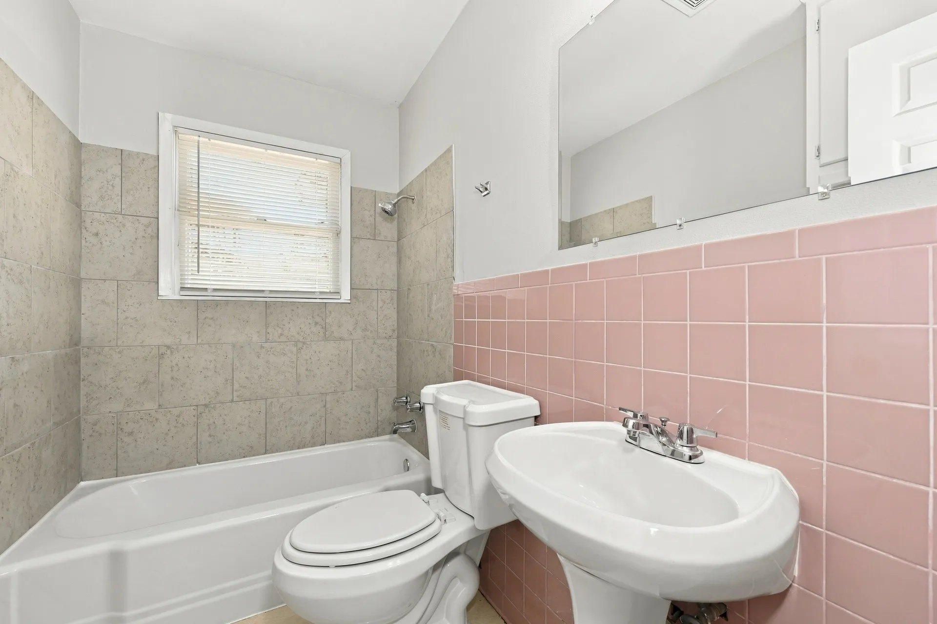 Single Family Residence For Rent in Johnson County , 549 Lorna Street, Burleson, Texas 76028, 3 Bedroom, 1 Bathroom, 1 Garage spaces, 988 Sqft, built in 1960, mls#21392606, Real Estate Agent in Burleson, Homes For Rent in Johnson county, Homes For Rent in Burleson, Realtor in Burleson Texas, Real Estate Brokerage Independent Realty Texas, Luminita Cordes Realtor