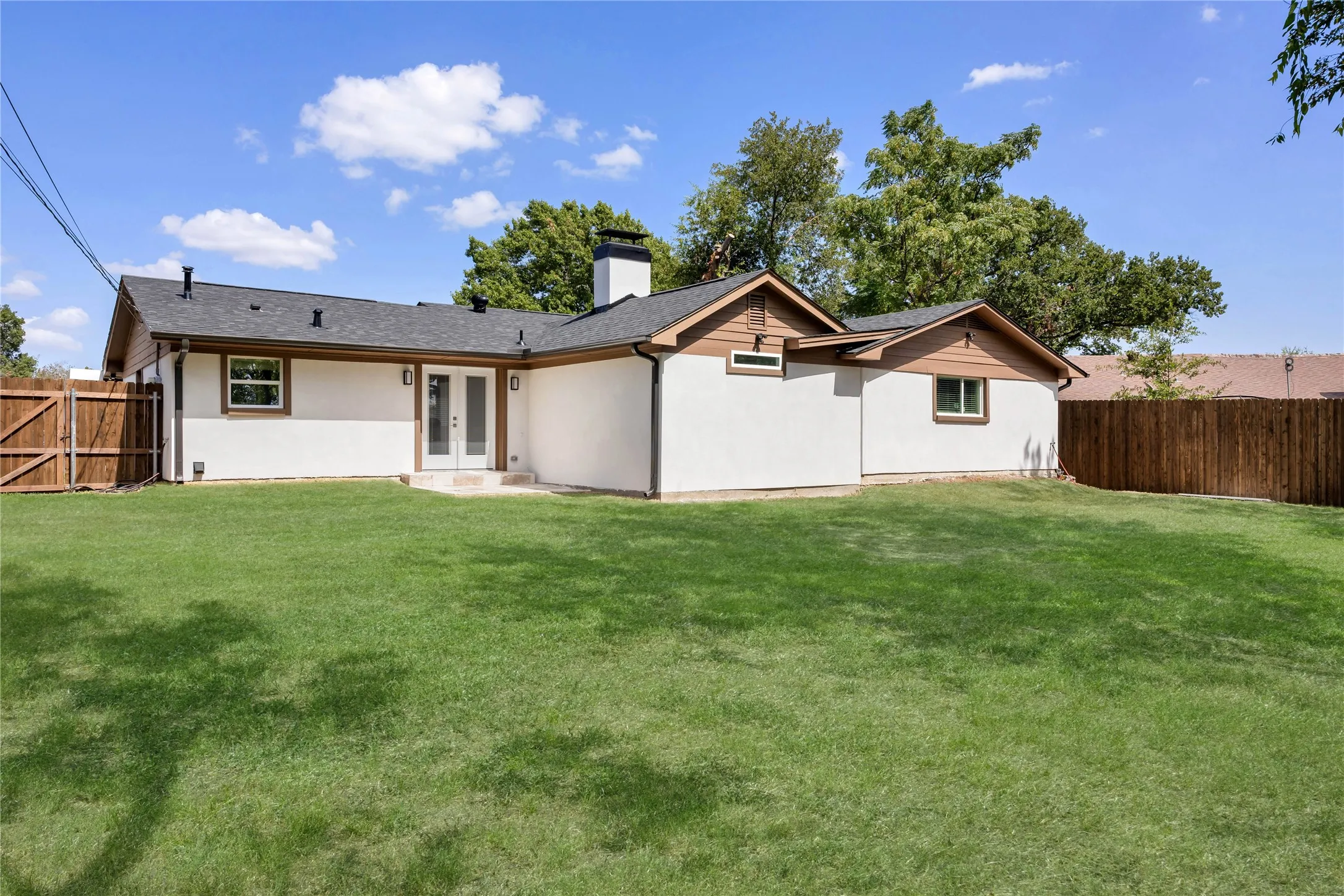 Single Family Residence For Sale in Kaufman County , 1418 Royal Drive, Kaufman, Texas 75142, 4 Bedroom, 3 Bathroom, 1 Garage spaces, 1,882 Sqft, built in 1968, mls#21392617, Real Estate Agent in Kaufman, Homes For Sale in Kaufman county, Homes For Sale in Kaufman, Realtor in Kaufman Texas, Real Estate Brokerage Independent Realty Texas, Luminita Cordes Realtor