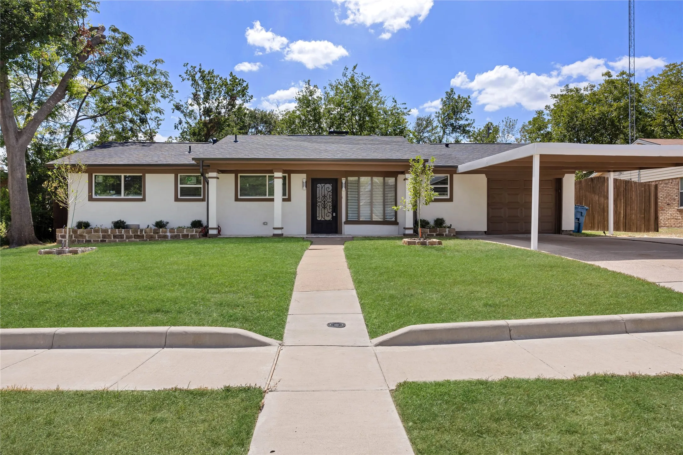Single Family Residence For Sale in Kaufman County , 1418 Royal Drive, Kaufman, Texas 75142, 4 Bedroom, 3 Bathroom, 1 Garage spaces, 1,882 Sqft, built in 1968, mls#21392617, Real Estate Agent in Kaufman, Homes For Sale in Kaufman county, Homes For Sale in Kaufman, Realtor in Kaufman Texas, Real Estate Brokerage Independent Realty Texas, Luminita Cordes Realtor