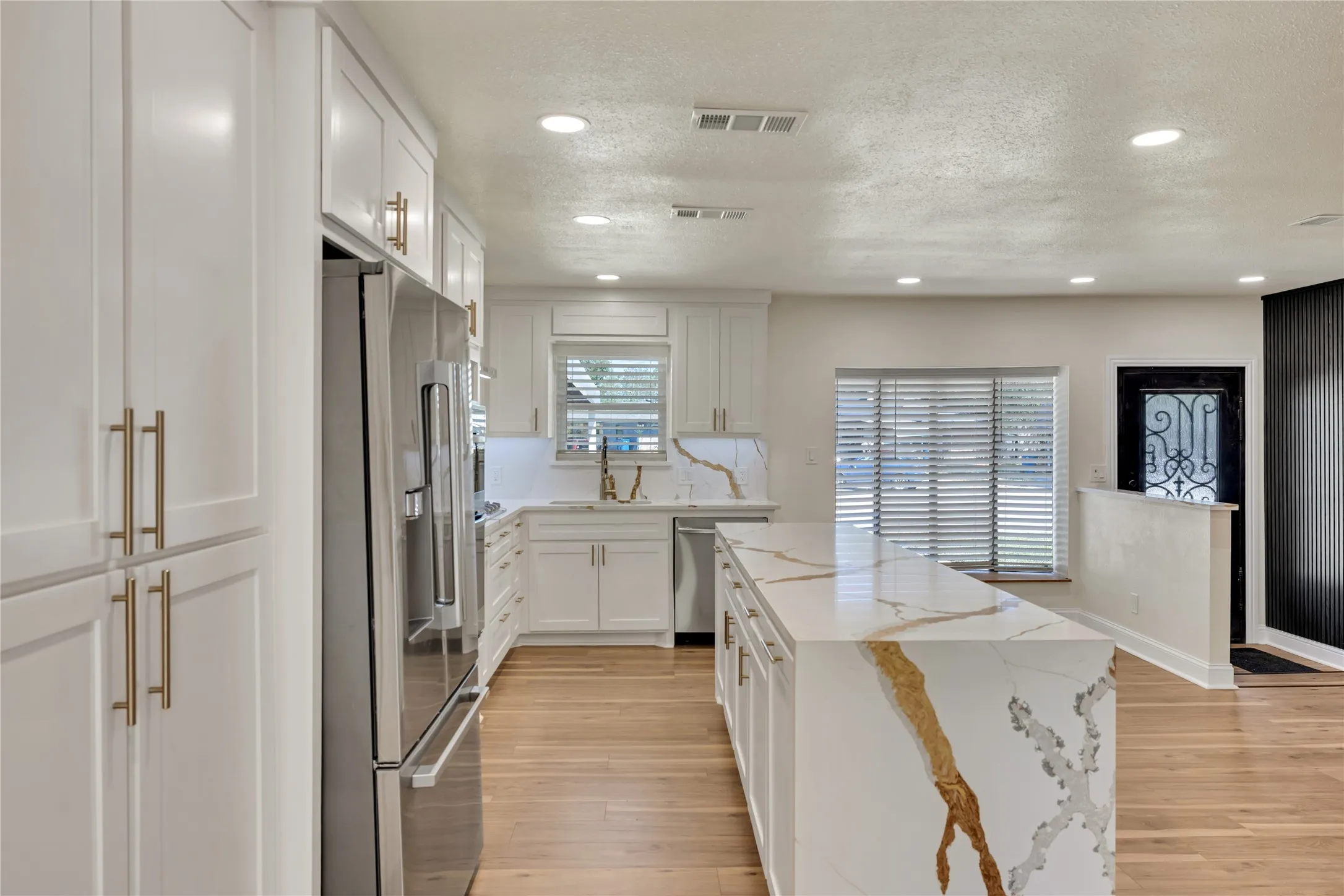 Single Family Residence For Sale in Kaufman County , 1418 Royal Drive, Kaufman, Texas 75142, 4 Bedroom, 3 Bathroom, 1 Garage spaces, 1,882 Sqft, built in 1968, mls#21392617, Real Estate Agent in Kaufman, Homes For Sale in Kaufman county, Homes For Sale in Kaufman, Realtor in Kaufman Texas, Real Estate Brokerage Independent Realty Texas, Luminita Cordes Realtor