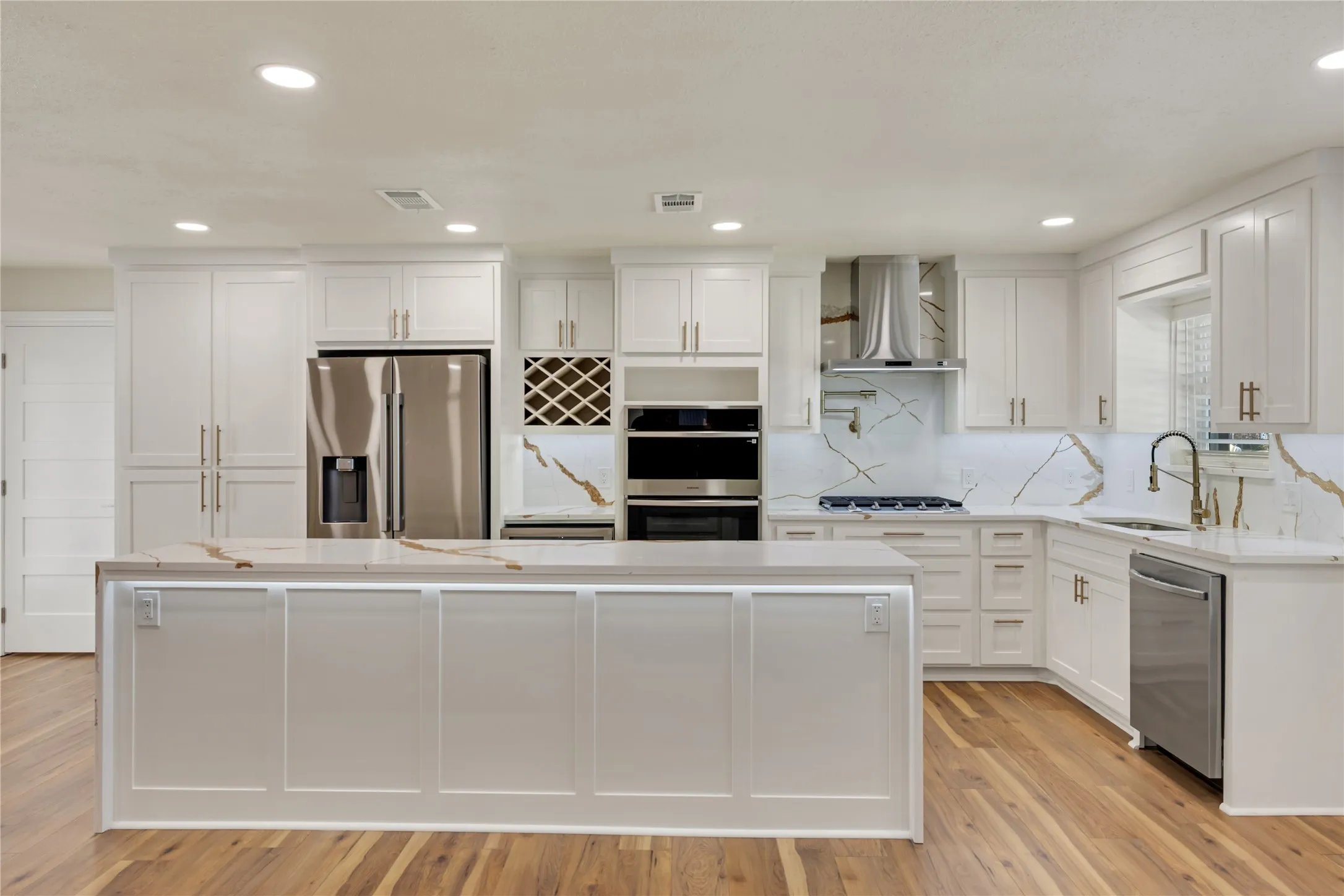 Single Family Residence For Sale in Kaufman County , 1418 Royal Drive, Kaufman, Texas 75142, 4 Bedroom, 3 Bathroom, 1 Garage spaces, 1,882 Sqft, built in 1968, mls#21392617, Real Estate Agent in Kaufman, Homes For Sale in Kaufman county, Homes For Sale in Kaufman, Realtor in Kaufman Texas, Real Estate Brokerage Independent Realty Texas, Luminita Cordes Realtor