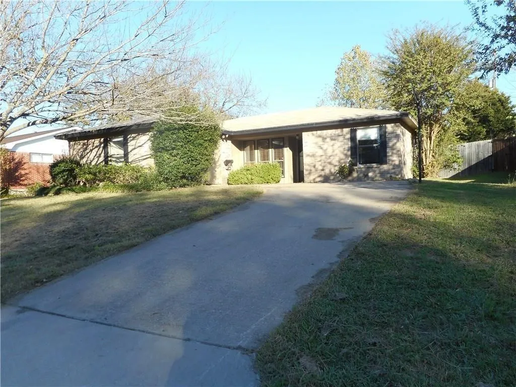 Single Family Residence For Rent in Collin County , 205 Rolling Hills Lane, Farmersville, Texas 75442, 3 Bedroom, 2 Bathroom, Garage spaces, 1,255 Sqft, built in 1984, mls#21392619, Real Estate Agent in Farmersville, Homes For Rent in Collin county, Homes For Rent in Farmersville, Realtor in Farmersville Texas, Real Estate Brokerage Independent Realty Texas, Luminita Cordes Realtor