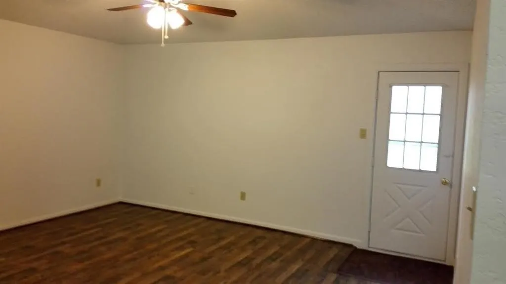 Single Family Residence For Rent in Collin County , 205 Rolling Hills Lane, Farmersville, Texas 75442, 3 Bedroom, 2 Bathroom, Garage spaces, 1,255 Sqft, built in 1984, mls#21392619, Real Estate Agent in Farmersville, Homes For Rent in Collin county, Homes For Rent in Farmersville, Realtor in Farmersville Texas, Real Estate Brokerage Independent Realty Texas, Luminita Cordes Realtor