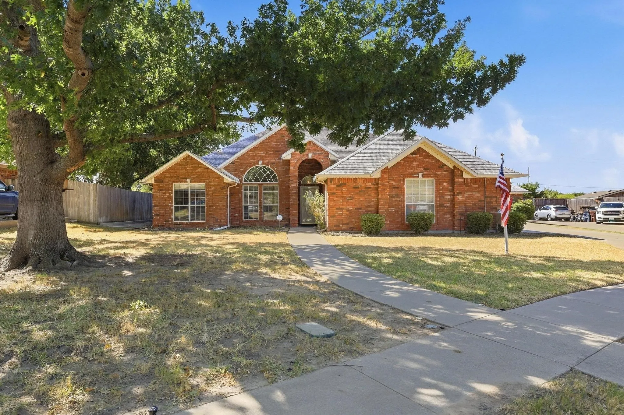 Single Family Residence For Sale in Denton County , 3212 Staghorn Circle, Denton, Texas 76208, 3 Bedroom, 2 Bathroom, 3 Garage spaces, 1,986 Sqft, built in 1996, mls#21391946, Real Estate Agent in Denton, Homes For Sale in Denton county, Homes For Sale in Denton, Realtor in Denton Texas, Real Estate Brokerage Independent Realty Texas, Luminita Cordes Realtor