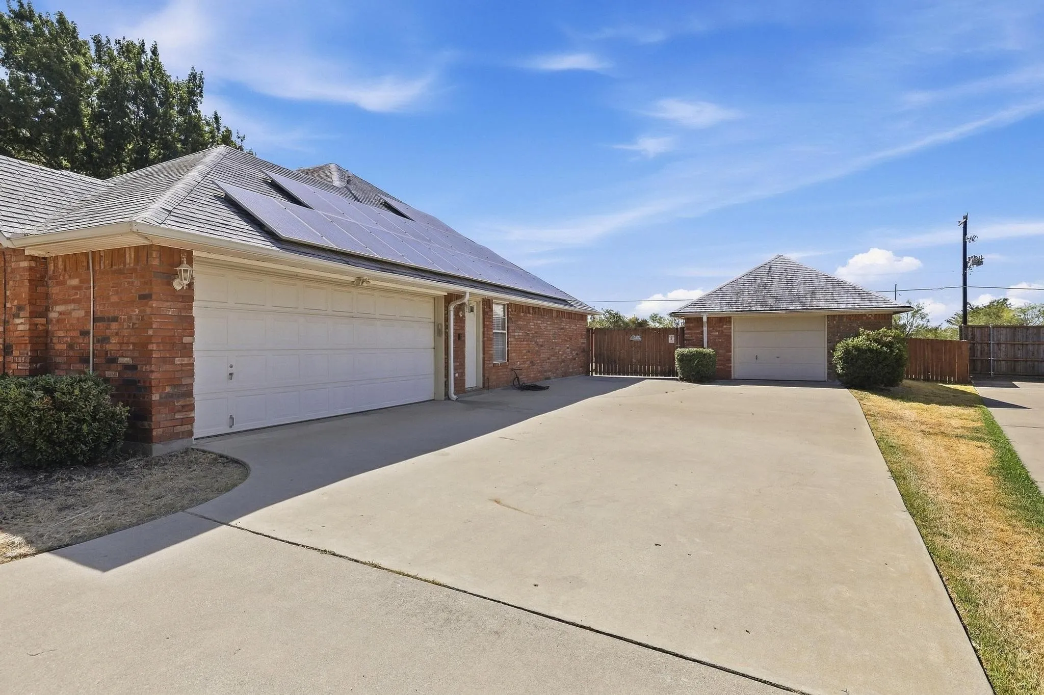 Single Family Residence For Sale in Denton County , 3212 Staghorn Circle, Denton, Texas 76208, 3 Bedroom, 2 Bathroom, 3 Garage spaces, 1,986 Sqft, built in 1996, mls#21391946, Real Estate Agent in Denton, Homes For Sale in Denton county, Homes For Sale in Denton, Realtor in Denton Texas, Real Estate Brokerage Independent Realty Texas, Luminita Cordes Realtor