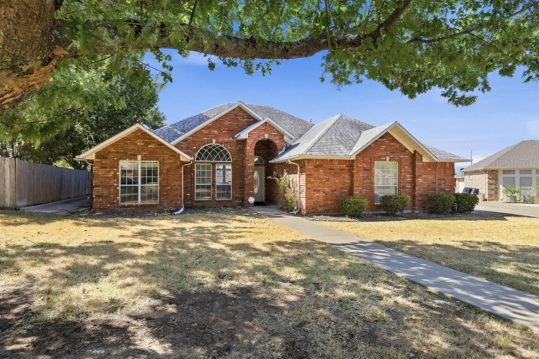 Single Family Residence For Sale in Denton County , 3212 Staghorn Circle, Denton, Texas 76208, 3 Bedroom, 2 Bathroom, 3 Garage spaces, 1,986 Sqft, built in 1996, mls#21391946, Real Estate Agent in Denton, Homes For Sale in Denton county, Homes For Sale in Denton, Realtor in Denton Texas, Real Estate Brokerage Independent Realty Texas, Luminita Cordes Realtor
