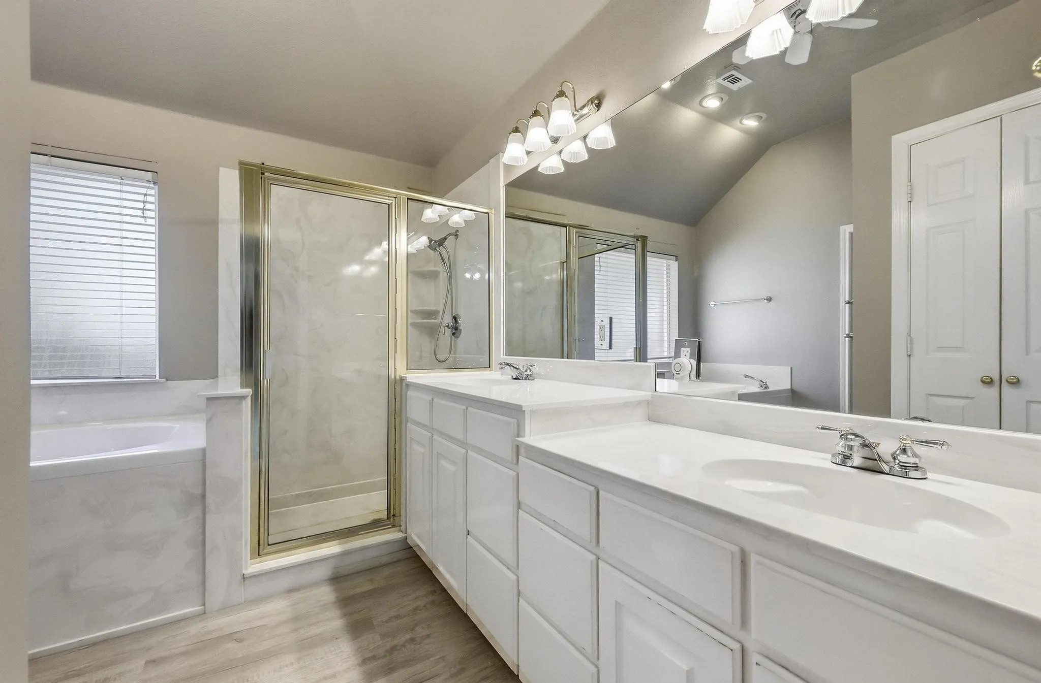 Single Family Residence For Sale in Denton County , 3212 Staghorn Circle, Denton, Texas 76208, 3 Bedroom, 2 Bathroom, 3 Garage spaces, 1,986 Sqft, built in 1996, mls#21391946, Real Estate Agent in Denton, Homes For Sale in Denton county, Homes For Sale in Denton, Realtor in Denton Texas, Real Estate Brokerage Independent Realty Texas, Luminita Cordes Realtor