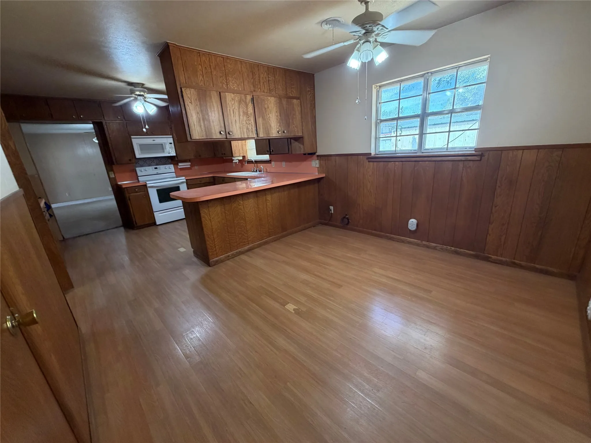 Single Family Residence For Sale in Baylor County , 408 W Morris Street, Seymour, Texas 76380, 3 Bedroom, 3 Bathroom, 2 Garage spaces, 2,402 Sqft, built in 1965, mls#21392609, Real Estate Agent in Seymour, Homes For Sale in Baylor county, Homes For Sale in Seymour, Realtor in Seymour Texas, Real Estate Brokerage Independent Realty Texas, Luminita Cordes Realtor