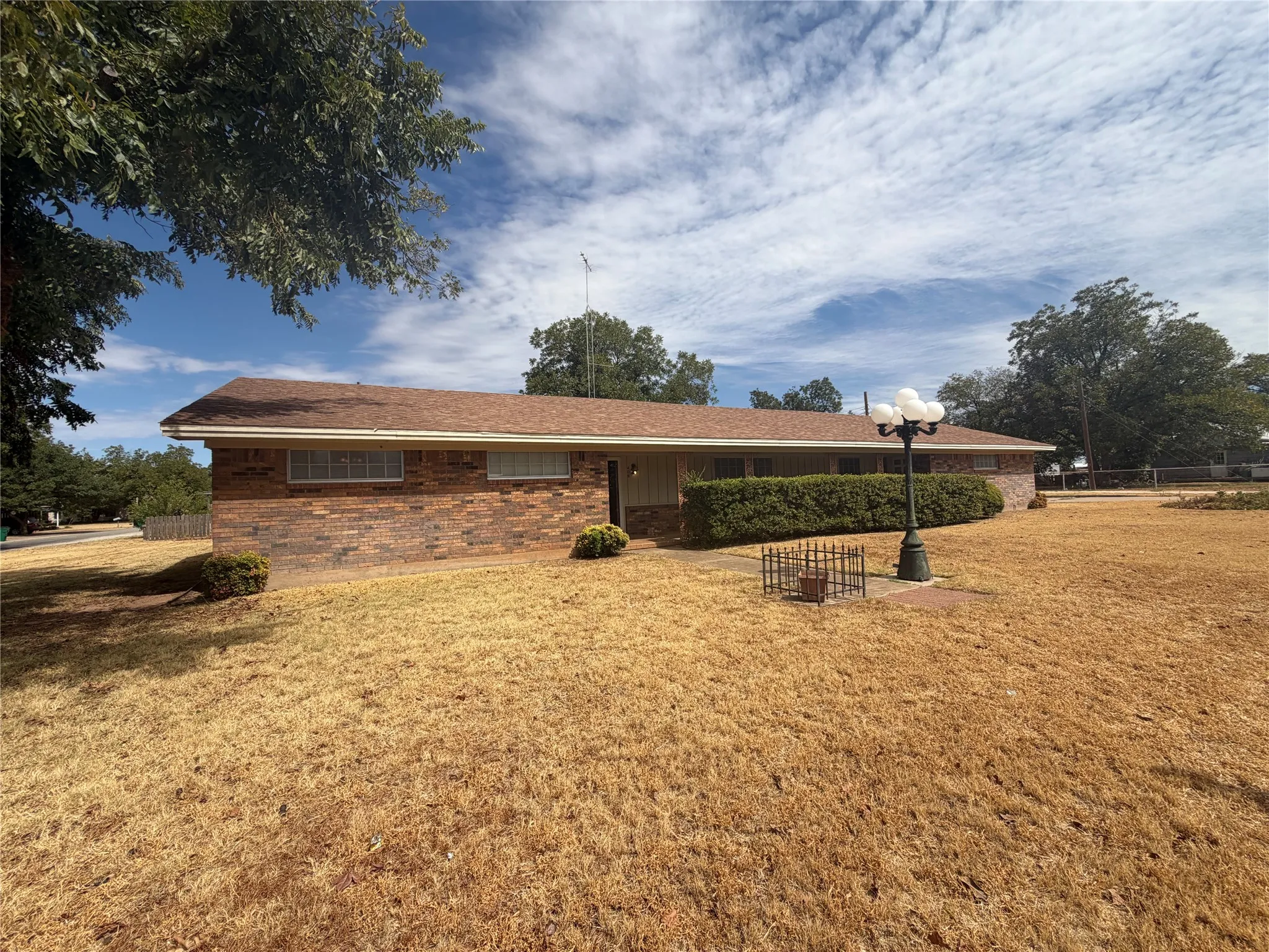 Single Family Residence For Sale in Baylor County , 408 W Morris Street, Seymour, Texas 76380, 3 Bedroom, 3 Bathroom, 2 Garage spaces, 2,402 Sqft, built in 1965, mls#21392609, Real Estate Agent in Seymour, Homes For Sale in Baylor county, Homes For Sale in Seymour, Realtor in Seymour Texas, Real Estate Brokerage Independent Realty Texas, Luminita Cordes Realtor