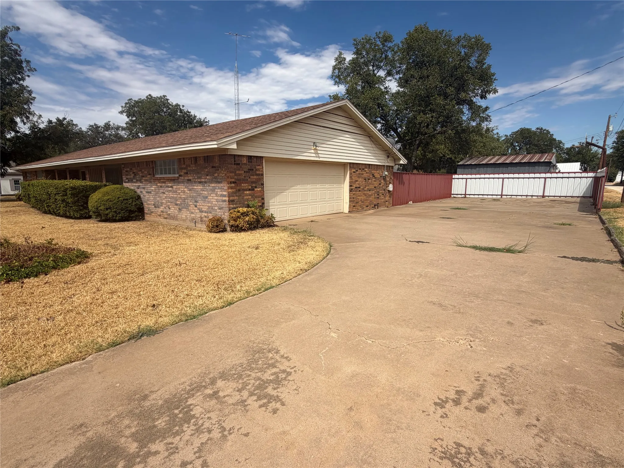 Single Family Residence For Sale in Baylor County , 408 W Morris Street, Seymour, Texas 76380, 3 Bedroom, 3 Bathroom, 2 Garage spaces, 2,402 Sqft, built in 1965, mls#21392609, Real Estate Agent in Seymour, Homes For Sale in Baylor county, Homes For Sale in Seymour, Realtor in Seymour Texas, Real Estate Brokerage Independent Realty Texas, Luminita Cordes Realtor