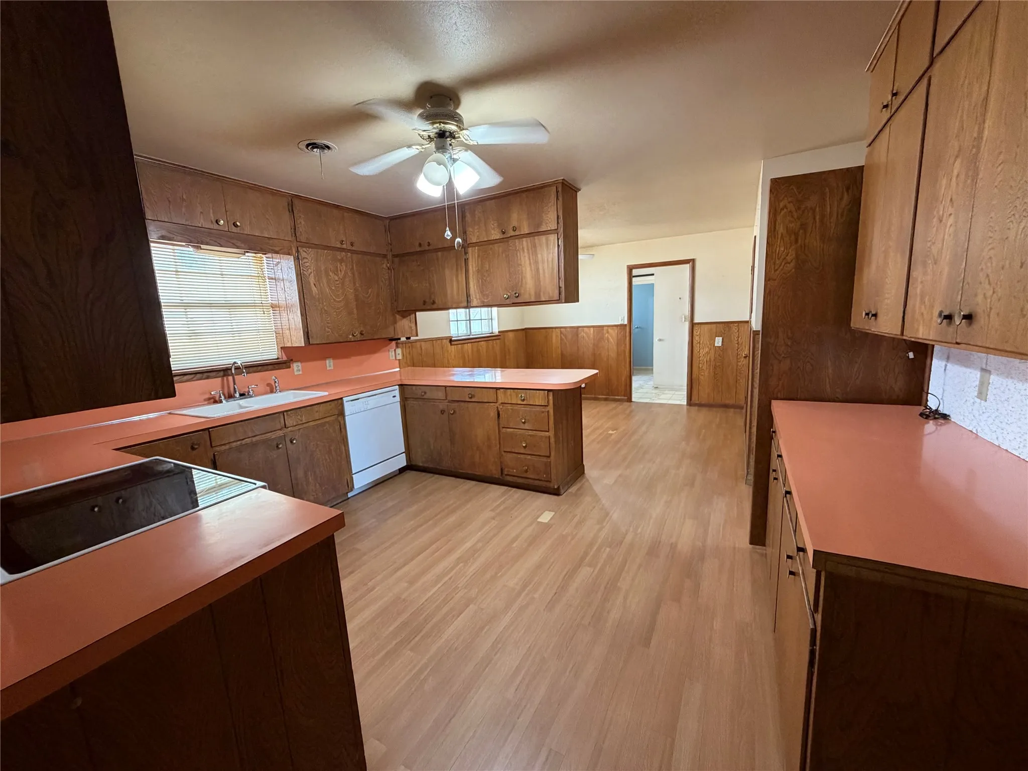 Single Family Residence For Sale in Baylor County , 408 W Morris Street, Seymour, Texas 76380, 3 Bedroom, 3 Bathroom, 2 Garage spaces, 2,402 Sqft, built in 1965, mls#21392609, Real Estate Agent in Seymour, Homes For Sale in Baylor county, Homes For Sale in Seymour, Realtor in Seymour Texas, Real Estate Brokerage Independent Realty Texas, Luminita Cordes Realtor