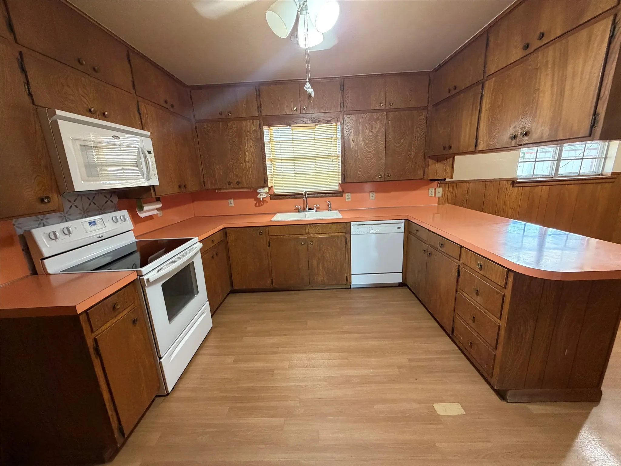 Single Family Residence For Sale in Baylor County , 408 W Morris Street, Seymour, Texas 76380, 3 Bedroom, 3 Bathroom, 2 Garage spaces, 2,402 Sqft, built in 1965, mls#21392609, Real Estate Agent in Seymour, Homes For Sale in Baylor county, Homes For Sale in Seymour, Realtor in Seymour Texas, Real Estate Brokerage Independent Realty Texas, Luminita Cordes Realtor