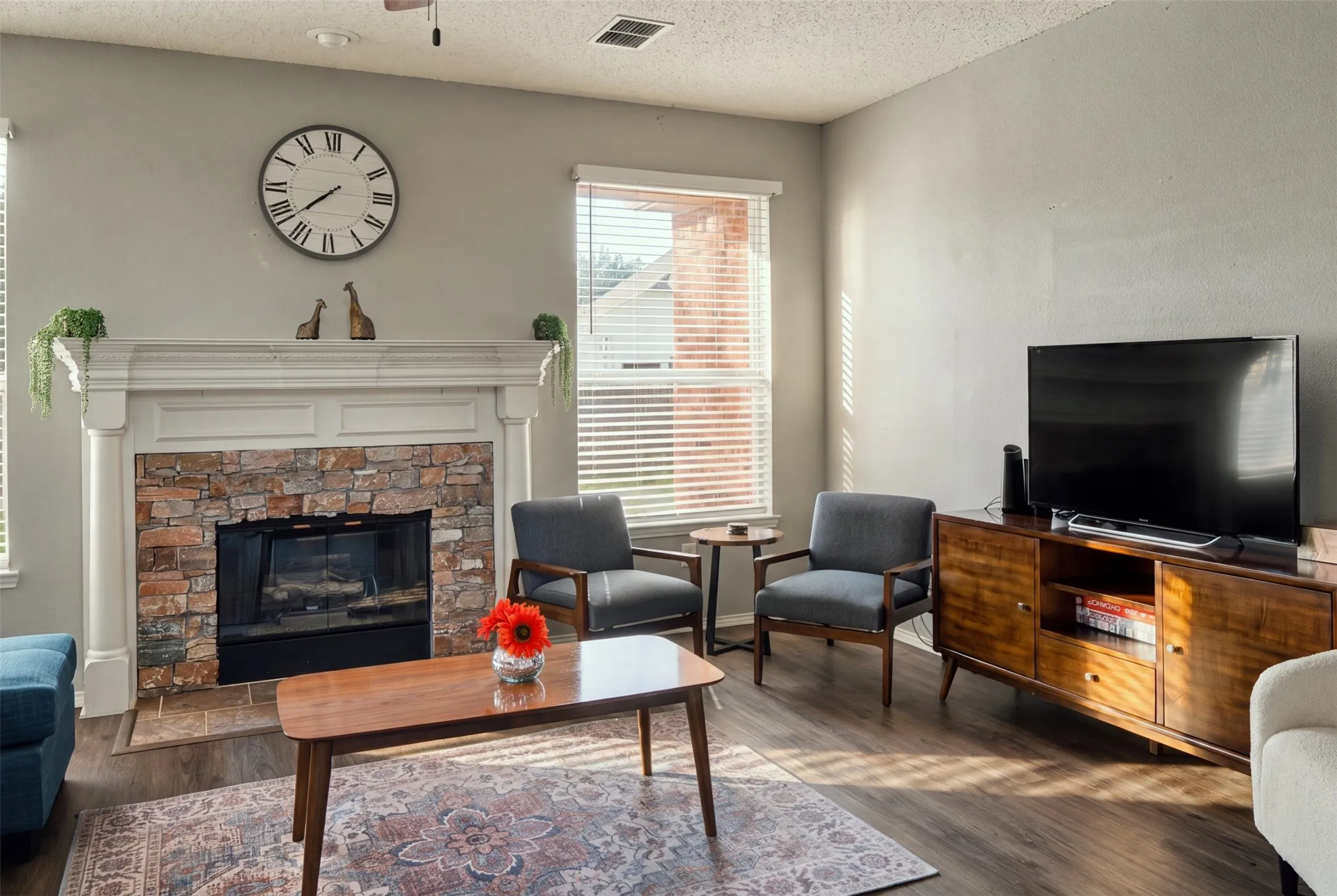 Single Family Residence For Rent in Denton County , 1424 Sunswept Terrace, Lewisville, Texas 75077, 4 Bedroom, 3 Bathroom, 2 Garage spaces, 2,479 Sqft, built in 1996, mls#21392629, Real Estate Agent in Lewisville, Homes For Rent in Denton county, Homes For Rent in Lewisville, Realtor in Lewisville Texas, Real Estate Brokerage Independent Realty Texas, Luminita Cordes Realtor