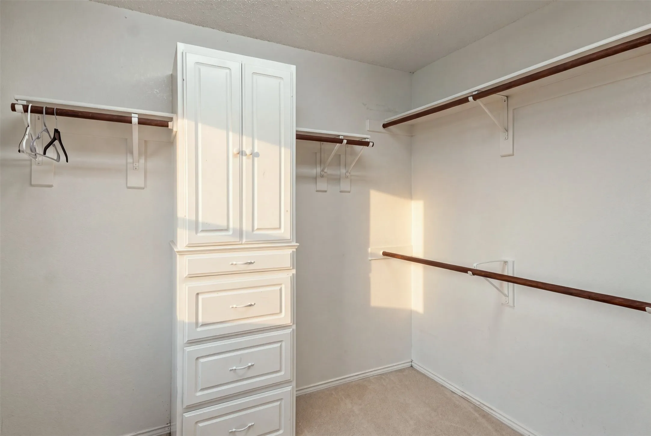Single Family Residence For Rent in Denton County , 1424 Sunswept Terrace, Lewisville, Texas 75077, 4 Bedroom, 3 Bathroom, 2 Garage spaces, 2,479 Sqft, built in 1996, mls#21392629, Real Estate Agent in Lewisville, Homes For Rent in Denton county, Homes For Rent in Lewisville, Realtor in Lewisville Texas, Real Estate Brokerage Independent Realty Texas, Luminita Cordes Realtor