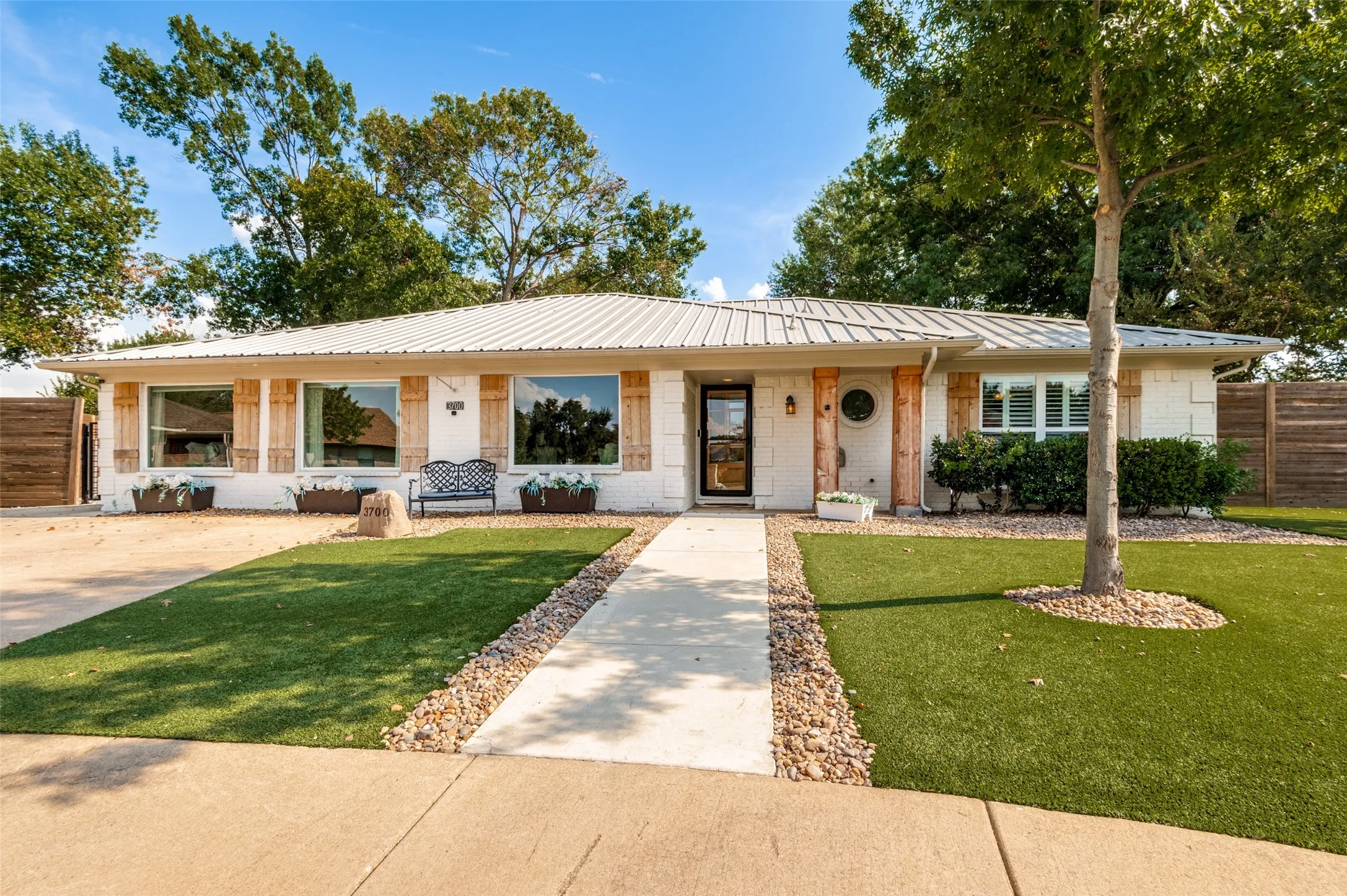 Single Family Residence For Sale in Tarrant County , 3700 Woodmont Court, Bedford, Texas 76021, 5 Bedroom, 3 Bathroom, 3 Garage spaces, 2,702 Sqft, built in 1982, mls#21391308, Real Estate Agent in Bedford, Homes For Sale in Tarrant county, Homes For Sale in Bedford, Realtor in Bedford Texas, Real Estate Brokerage Independent Realty Texas, Luminita Cordes Realtor