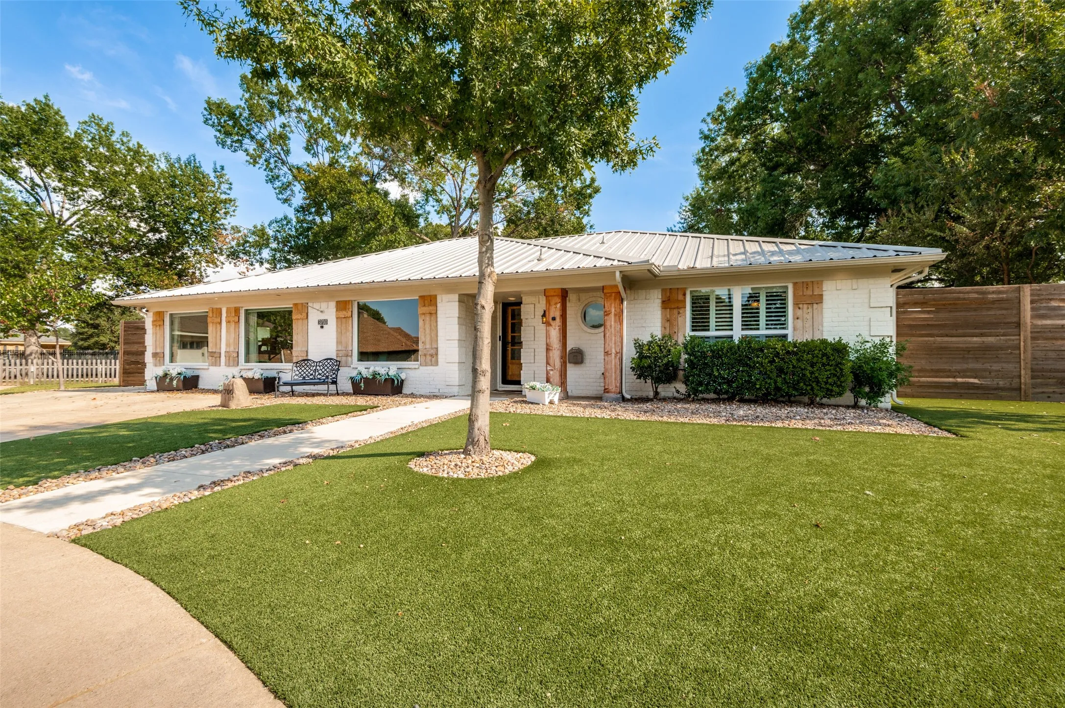 Single Family Residence For Sale in Tarrant County , 3700 Woodmont Court, Bedford, Texas 76021, 5 Bedroom, 3 Bathroom, 3 Garage spaces, 2,702 Sqft, built in 1982, mls#21391308, Real Estate Agent in Bedford, Homes For Sale in Tarrant county, Homes For Sale in Bedford, Realtor in Bedford Texas, Real Estate Brokerage Independent Realty Texas, Luminita Cordes Realtor