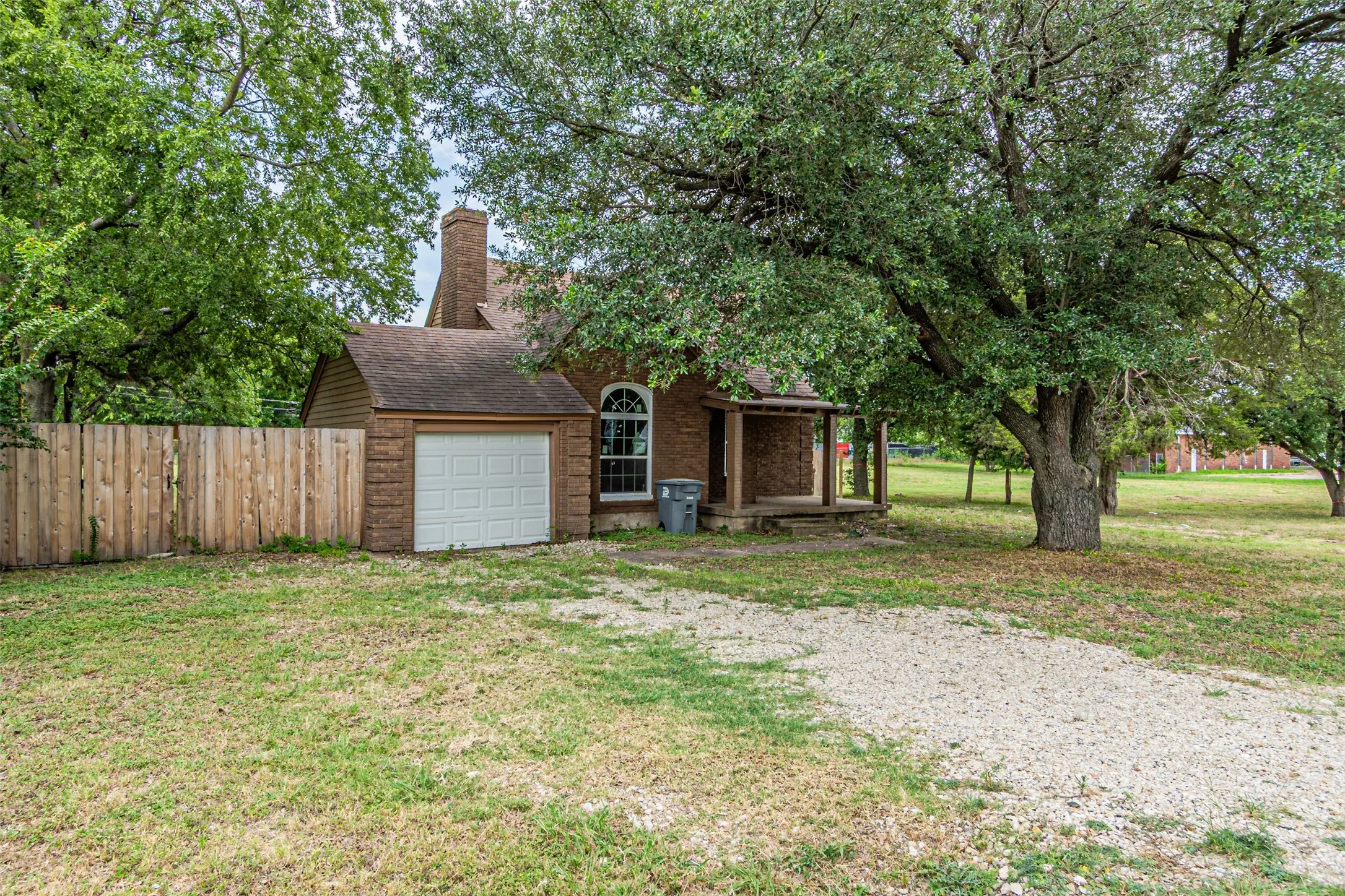 Single Family Residence For Sale in Dallas County , 3116 Cypress Avenue, Dallas, Texas 75227, 3 Bedroom, 2 Bathroom, 1 Garage spaces, 1,350 Sqft, built in 1957, mls#21392640, Real Estate Agent in Dallas, Homes For Sale in Dallas county, Homes For Sale in Dallas, Realtor in Dallas Texas, Real Estate Brokerage Independent Realty Texas, Luminita Cordes Realtor