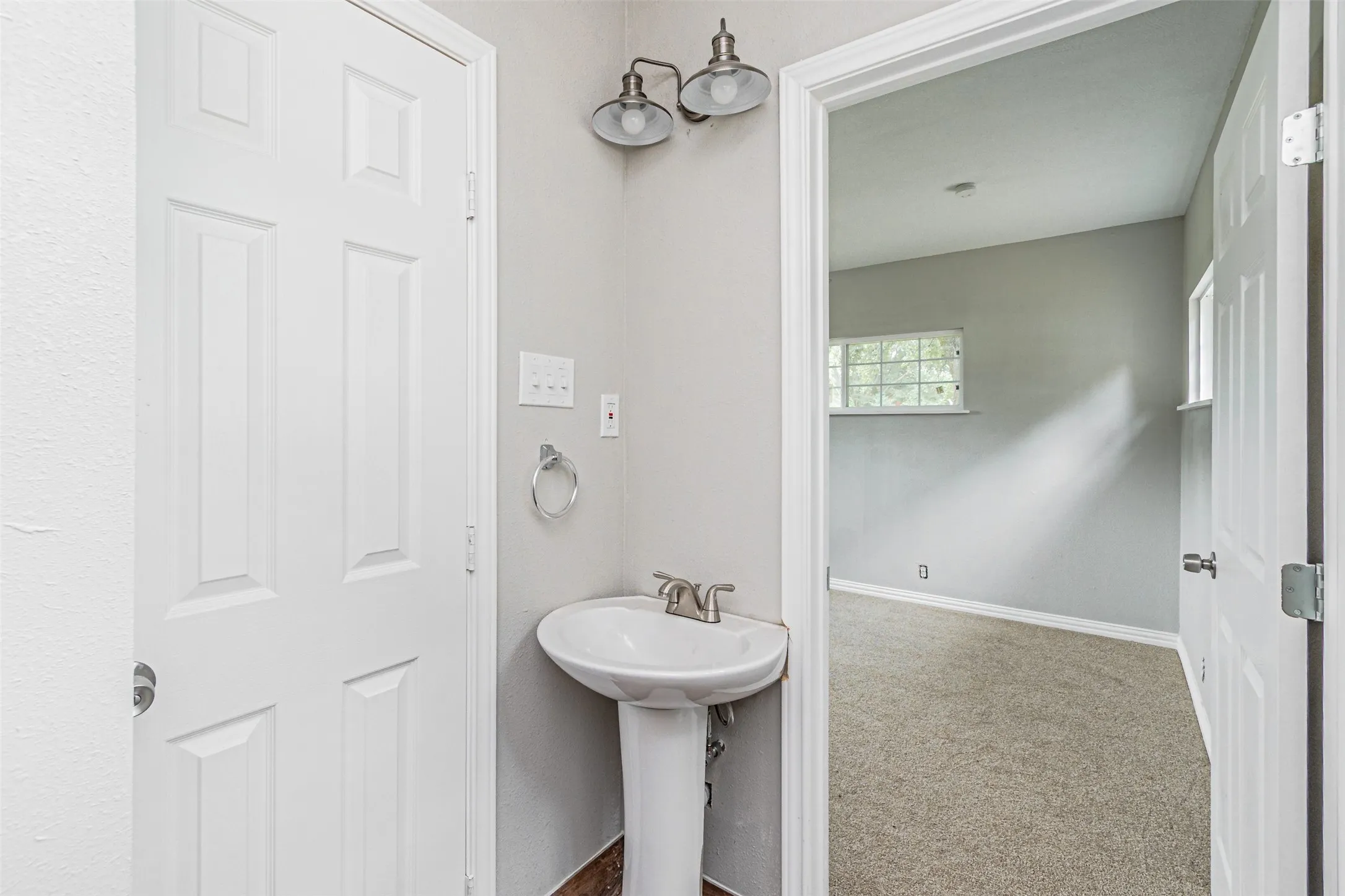 Single Family Residence For Sale in Dallas County , 3116 Cypress Avenue, Dallas, Texas 75227, 3 Bedroom, 2 Bathroom, 1 Garage spaces, 1,350 Sqft, built in 1957, mls#21392640, Real Estate Agent in Dallas, Homes For Sale in Dallas county, Homes For Sale in Dallas, Realtor in Dallas Texas, Real Estate Brokerage Independent Realty Texas, Luminita Cordes Realtor