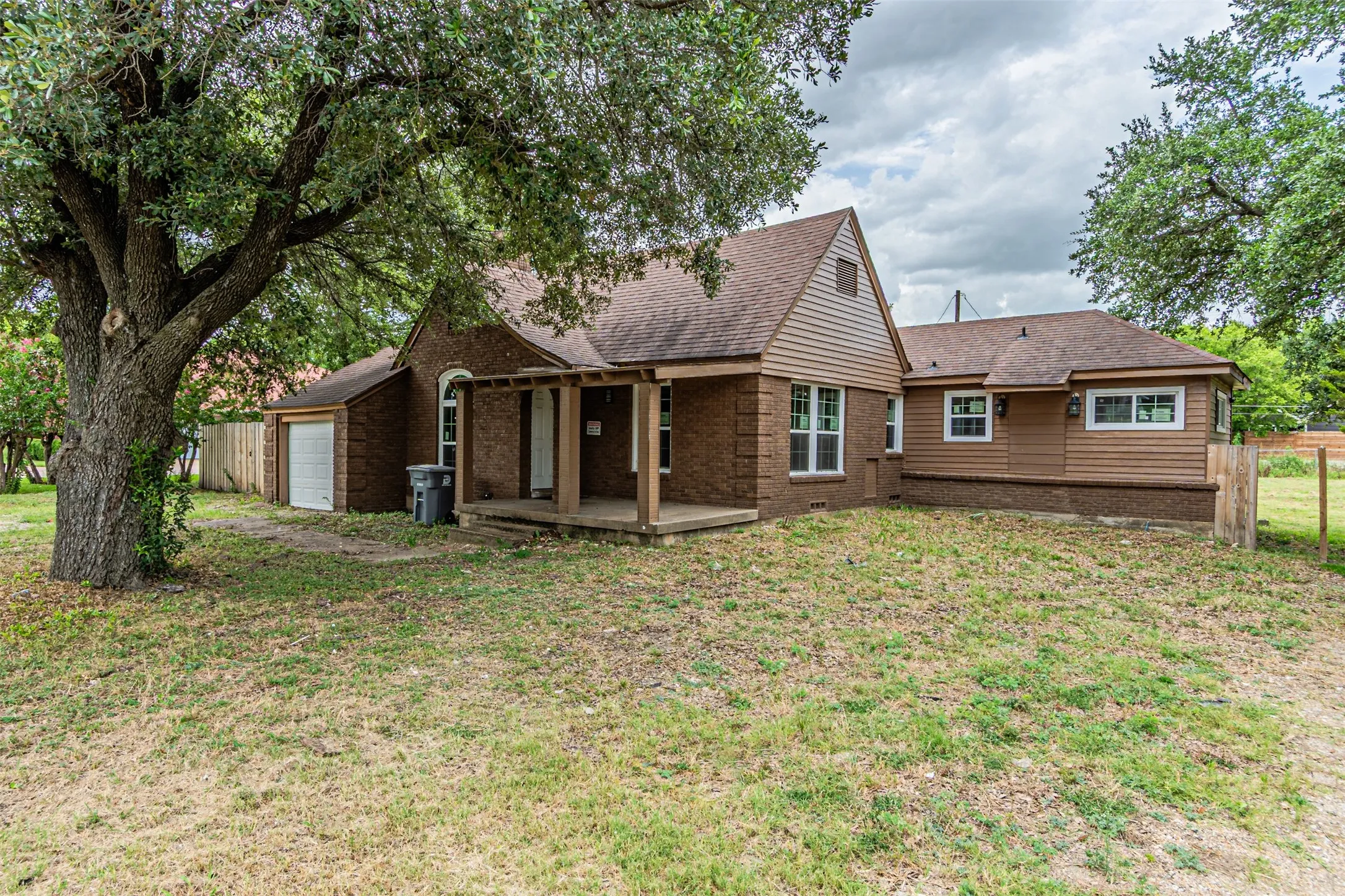 Single Family Residence For Sale in Dallas County , 3116 Cypress Avenue, Dallas, Texas 75227, 3 Bedroom, 2 Bathroom, 1 Garage spaces, 1,350 Sqft, built in 1957, mls#21392640, Real Estate Agent in Dallas, Homes For Sale in Dallas county, Homes For Sale in Dallas, Realtor in Dallas Texas, Real Estate Brokerage Independent Realty Texas, Luminita Cordes Realtor