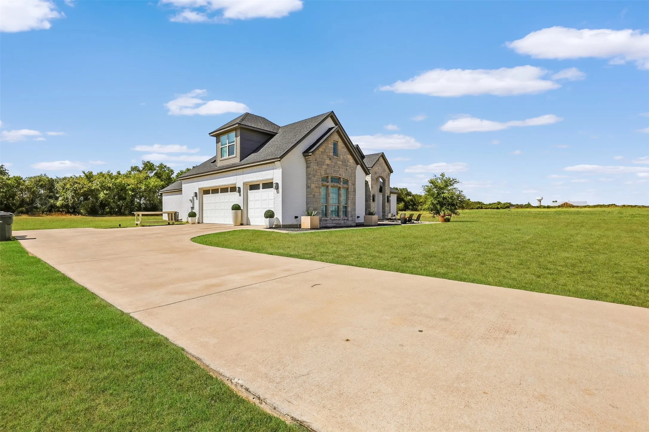 Single Family Residence For Sale in Parker County , 133 Heritage Springs Drive, Weatherford, Texas 76087, 4 Bedroom, 4 Bathroom, 3 Garage spaces, 3,446 Sqft, built in 2017, mls#21391590, Real Estate Agent in Weatherford, Homes For Sale in Parker county, Homes For Sale in Weatherford, Realtor in Weatherford Texas, Real Estate Brokerage Independent Realty Texas, Luminita Cordes Realtor