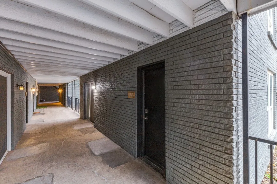 Apartment For Rent in Dallas County , 811 Skillman Street 102, Dallas, Texas 75214, 2 Bedroom, 1 Bathroom, Garage spaces, 775 Sqft, built in 1961, mls#21392645, Real Estate Agent in Dallas, Homes For Rent in Dallas county, Homes For Rent in Dallas, Realtor in Dallas Texas, Real Estate Brokerage Independent Realty Texas, Luminita Cordes Realtor