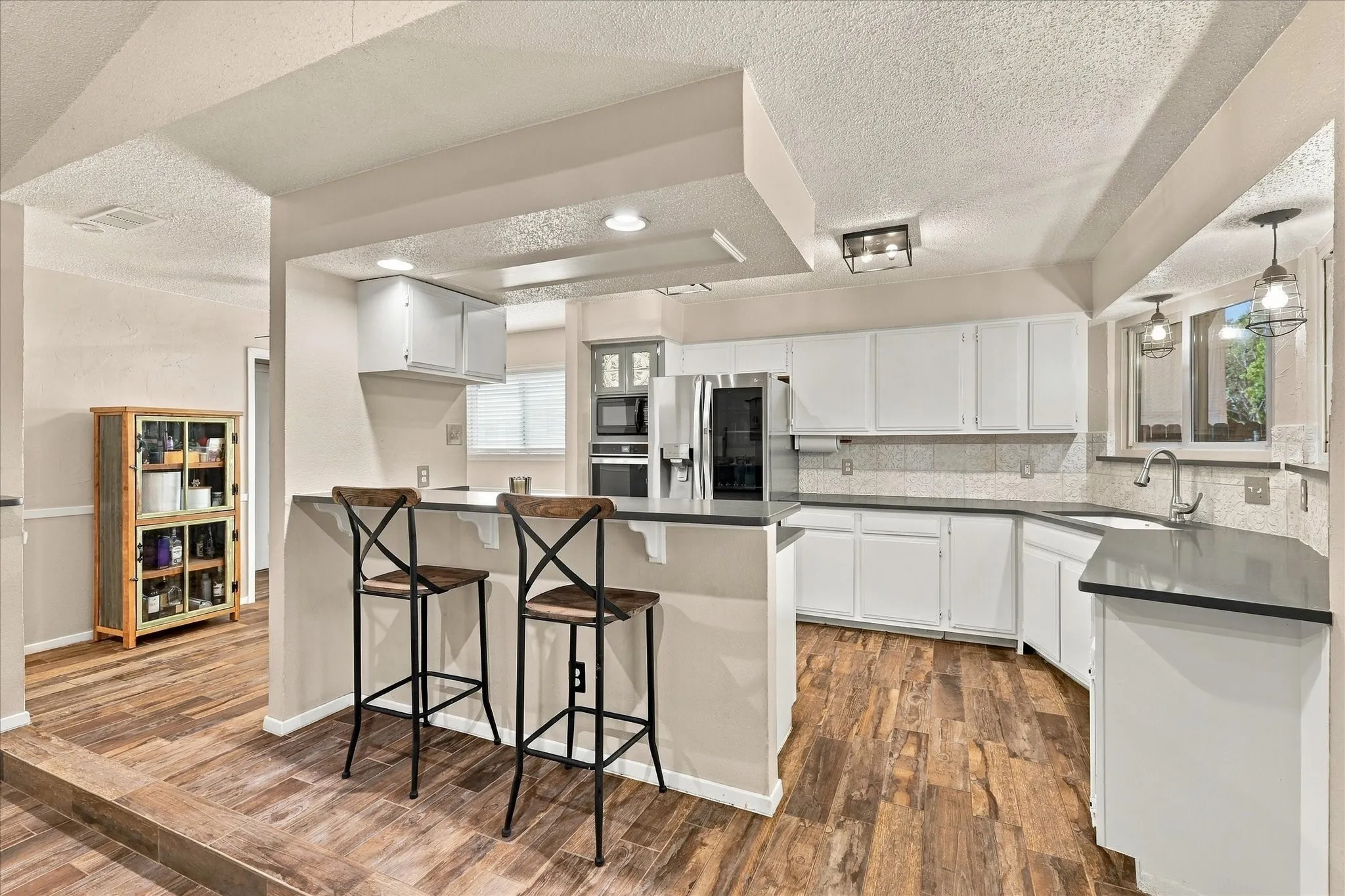 Single Family Residence For Sale in Tarrant County , 2840 Southridge Drive, Grapevine, Texas 76051, 3 Bedroom, 2 Bathroom, 2 Garage spaces, 1,726 Sqft, built in 1978, mls#21392471, Real Estate Agent in Grapevine, Homes For Sale in Tarrant county, Homes For Sale in Grapevine, Realtor in Grapevine Texas, Real Estate Brokerage Independent Realty Texas, Luminita Cordes Realtor