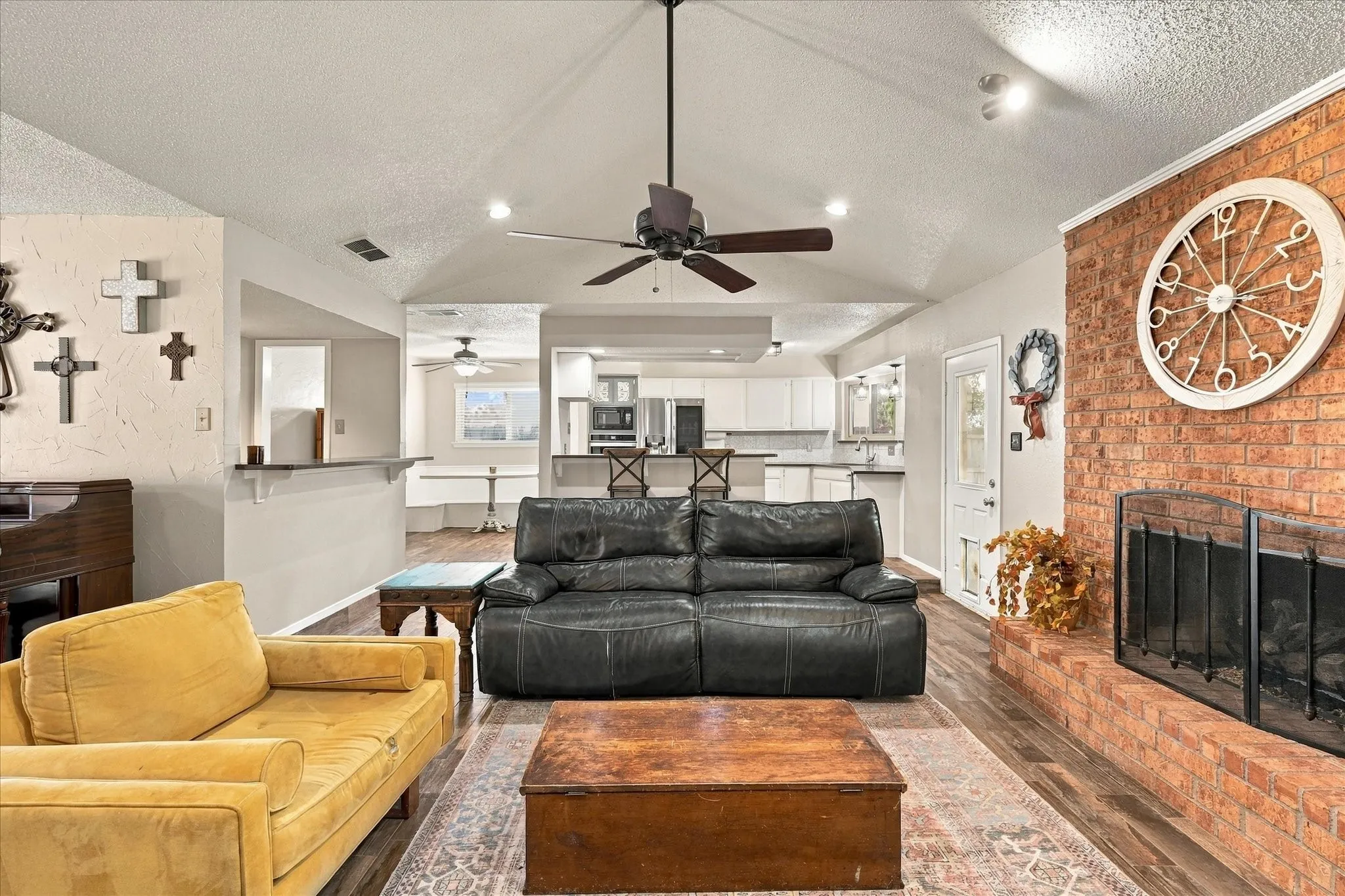 Single Family Residence For Sale in Tarrant County , 2840 Southridge Drive, Grapevine, Texas 76051, 3 Bedroom, 2 Bathroom, 2 Garage spaces, 1,726 Sqft, built in 1978, mls#21392471, Real Estate Agent in Grapevine, Homes For Sale in Tarrant county, Homes For Sale in Grapevine, Realtor in Grapevine Texas, Real Estate Brokerage Independent Realty Texas, Luminita Cordes Realtor