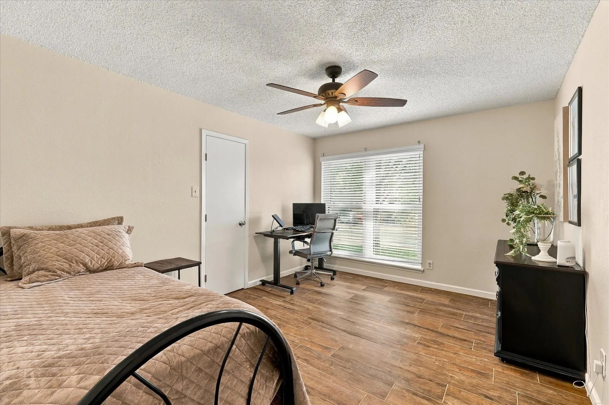 Single Family Residence For Sale in Tarrant County , 2840 Southridge Drive, Grapevine, Texas 76051, 3 Bedroom, 2 Bathroom, 2 Garage spaces, 1,726 Sqft, built in 1978, mls#21392471, Real Estate Agent in Grapevine, Homes For Sale in Tarrant county, Homes For Sale in Grapevine, Realtor in Grapevine Texas, Real Estate Brokerage Independent Realty Texas, Luminita Cordes Realtor