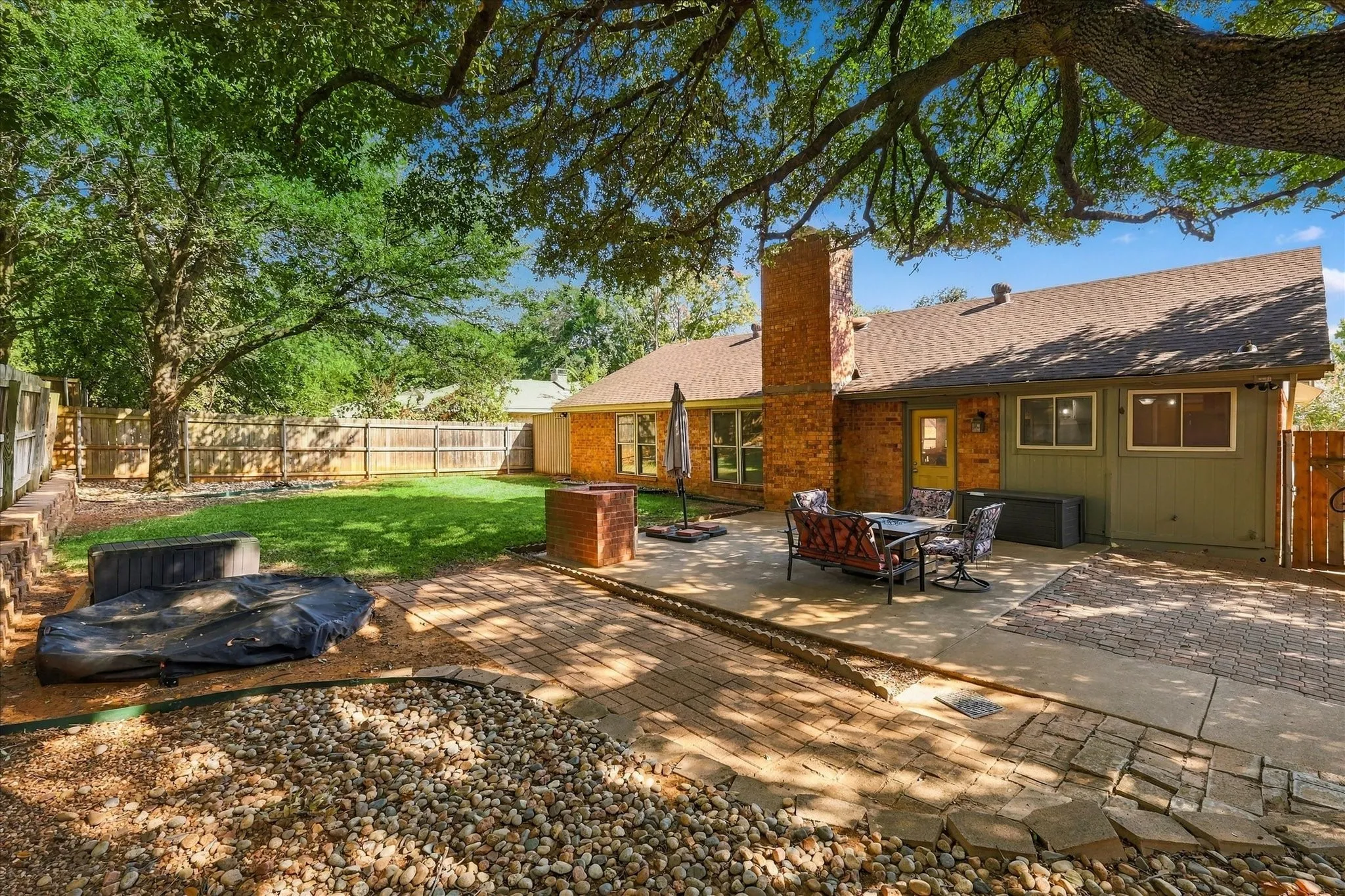 Single Family Residence For Sale in Tarrant County , 2840 Southridge Drive, Grapevine, Texas 76051, 3 Bedroom, 2 Bathroom, 2 Garage spaces, 1,726 Sqft, built in 1978, mls#21392471, Real Estate Agent in Grapevine, Homes For Sale in Tarrant county, Homes For Sale in Grapevine, Realtor in Grapevine Texas, Real Estate Brokerage Independent Realty Texas, Luminita Cordes Realtor