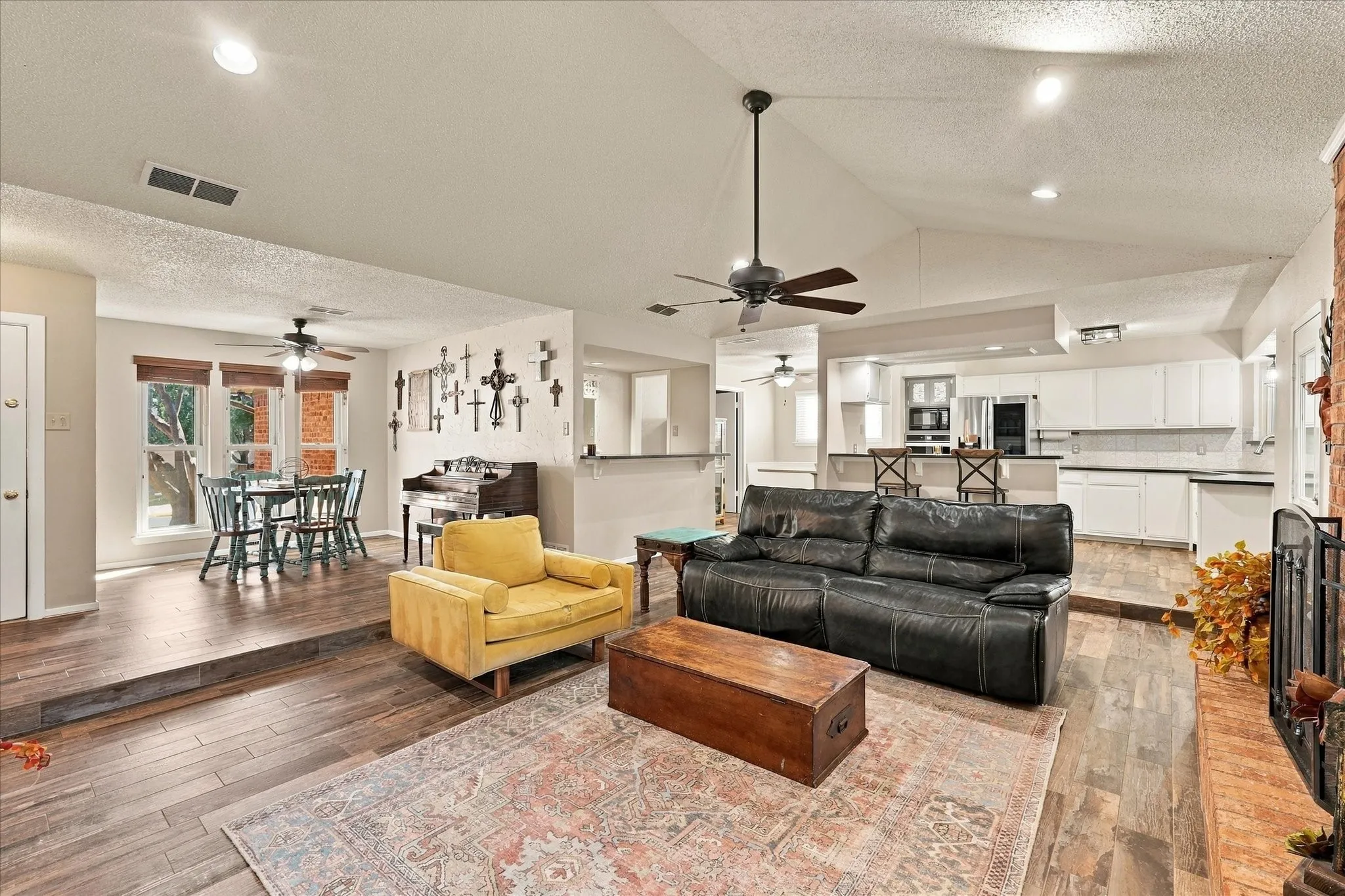 Single Family Residence For Sale in Tarrant County , 2840 Southridge Drive, Grapevine, Texas 76051, 3 Bedroom, 2 Bathroom, 2 Garage spaces, 1,726 Sqft, built in 1978, mls#21392471, Real Estate Agent in Grapevine, Homes For Sale in Tarrant county, Homes For Sale in Grapevine, Realtor in Grapevine Texas, Real Estate Brokerage Independent Realty Texas, Luminita Cordes Realtor