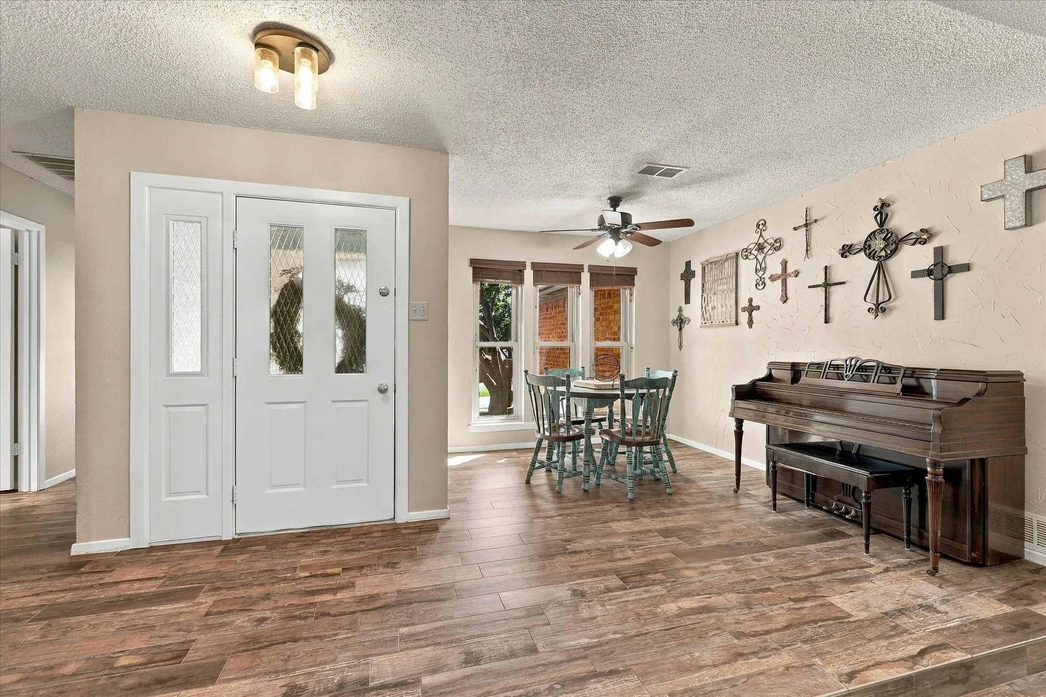 Single Family Residence For Sale in Tarrant County , 2840 Southridge Drive, Grapevine, Texas 76051, 3 Bedroom, 2 Bathroom, 2 Garage spaces, 1,726 Sqft, built in 1978, mls#21392471, Real Estate Agent in Grapevine, Homes For Sale in Tarrant county, Homes For Sale in Grapevine, Realtor in Grapevine Texas, Real Estate Brokerage Independent Realty Texas, Luminita Cordes Realtor