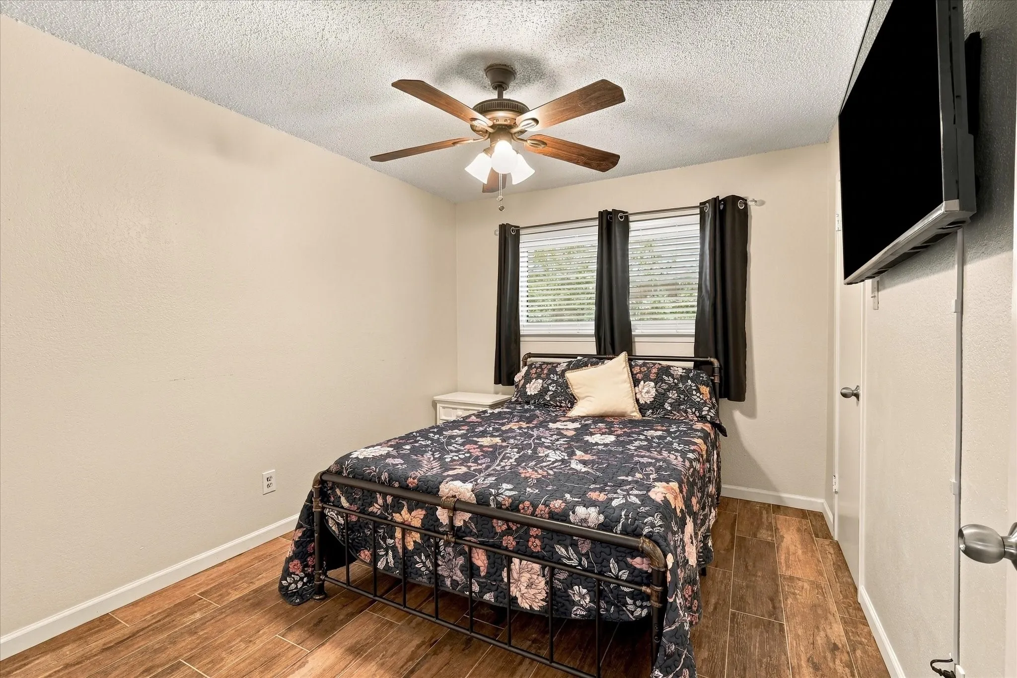 Single Family Residence For Sale in Tarrant County , 2840 Southridge Drive, Grapevine, Texas 76051, 3 Bedroom, 2 Bathroom, 2 Garage spaces, 1,726 Sqft, built in 1978, mls#21392471, Real Estate Agent in Grapevine, Homes For Sale in Tarrant county, Homes For Sale in Grapevine, Realtor in Grapevine Texas, Real Estate Brokerage Independent Realty Texas, Luminita Cordes Realtor