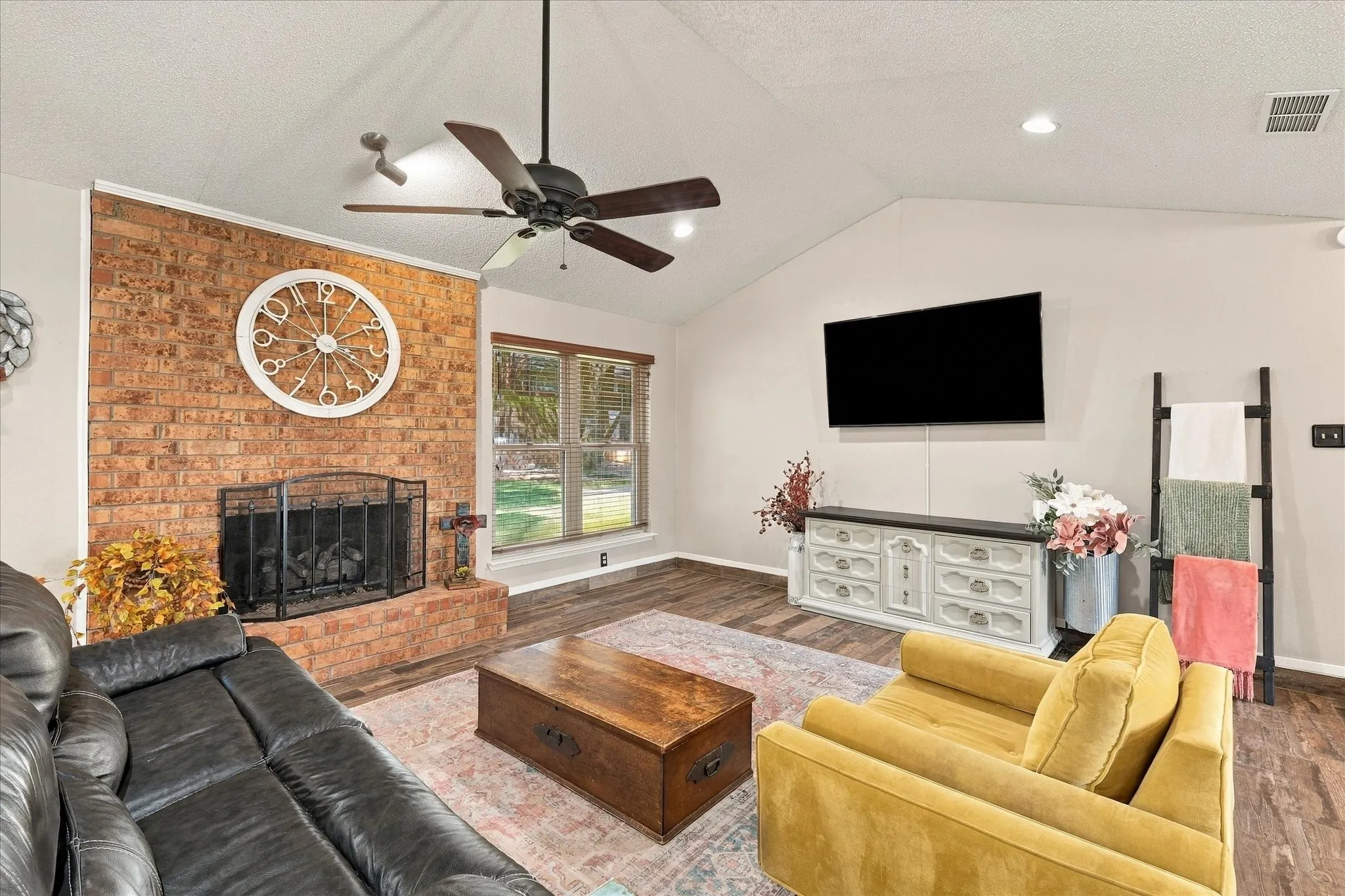 Single Family Residence For Sale in Tarrant County , 2840 Southridge Drive, Grapevine, Texas 76051, 3 Bedroom, 2 Bathroom, 2 Garage spaces, 1,726 Sqft, built in 1978, mls#21392471, Real Estate Agent in Grapevine, Homes For Sale in Tarrant county, Homes For Sale in Grapevine, Realtor in Grapevine Texas, Real Estate Brokerage Independent Realty Texas, Luminita Cordes Realtor