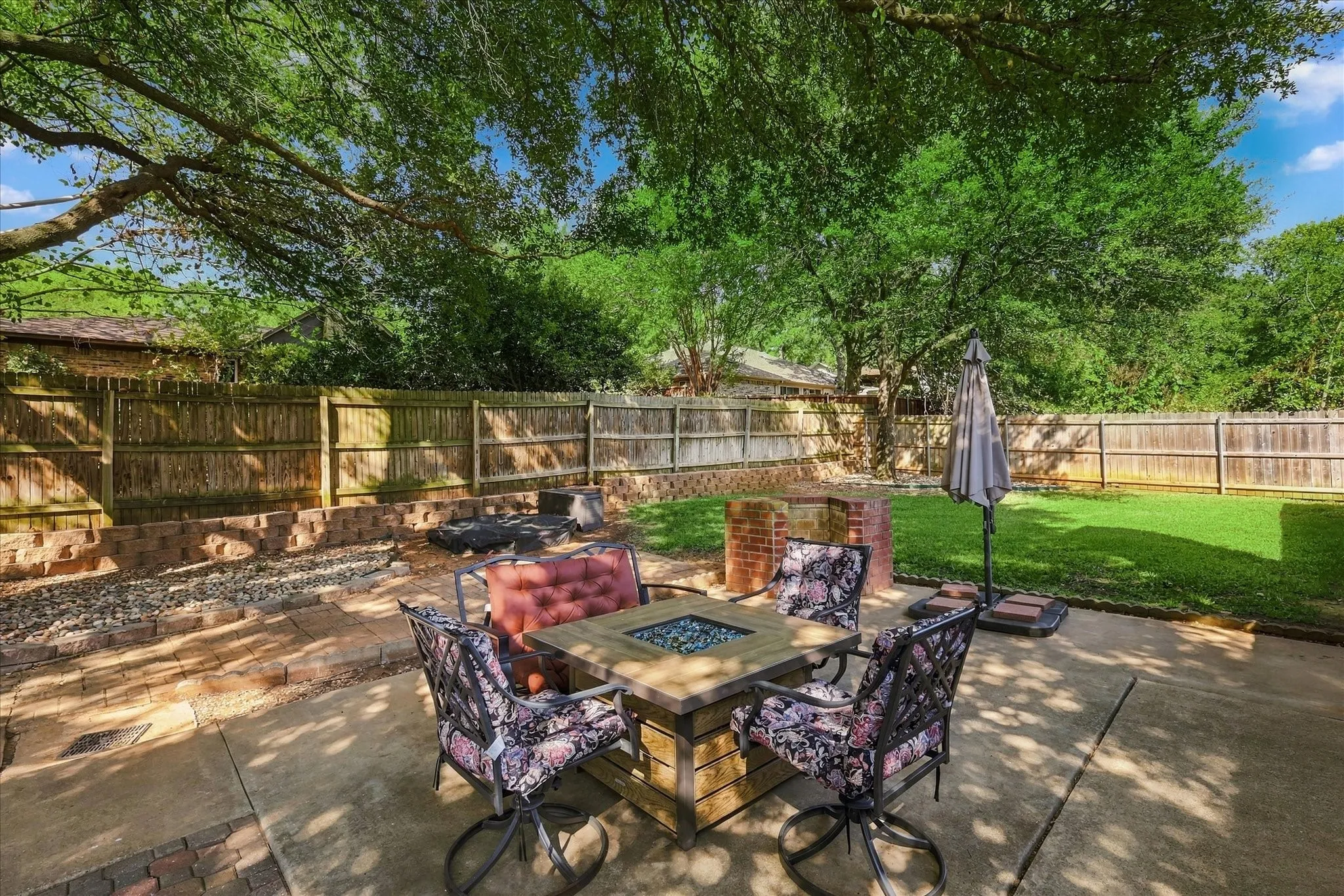 Single Family Residence For Sale in Tarrant County , 2840 Southridge Drive, Grapevine, Texas 76051, 3 Bedroom, 2 Bathroom, 2 Garage spaces, 1,726 Sqft, built in 1978, mls#21392471, Real Estate Agent in Grapevine, Homes For Sale in Tarrant county, Homes For Sale in Grapevine, Realtor in Grapevine Texas, Real Estate Brokerage Independent Realty Texas, Luminita Cordes Realtor