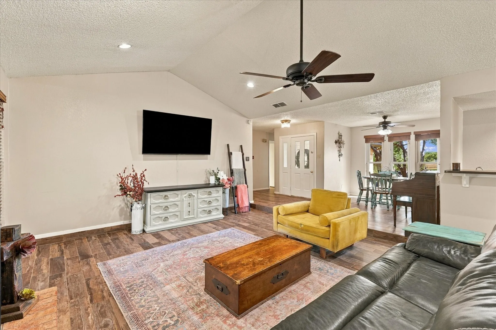 Single Family Residence For Sale in Tarrant County , 2840 Southridge Drive, Grapevine, Texas 76051, 3 Bedroom, 2 Bathroom, 2 Garage spaces, 1,726 Sqft, built in 1978, mls#21392471, Real Estate Agent in Grapevine, Homes For Sale in Tarrant county, Homes For Sale in Grapevine, Realtor in Grapevine Texas, Real Estate Brokerage Independent Realty Texas, Luminita Cordes Realtor