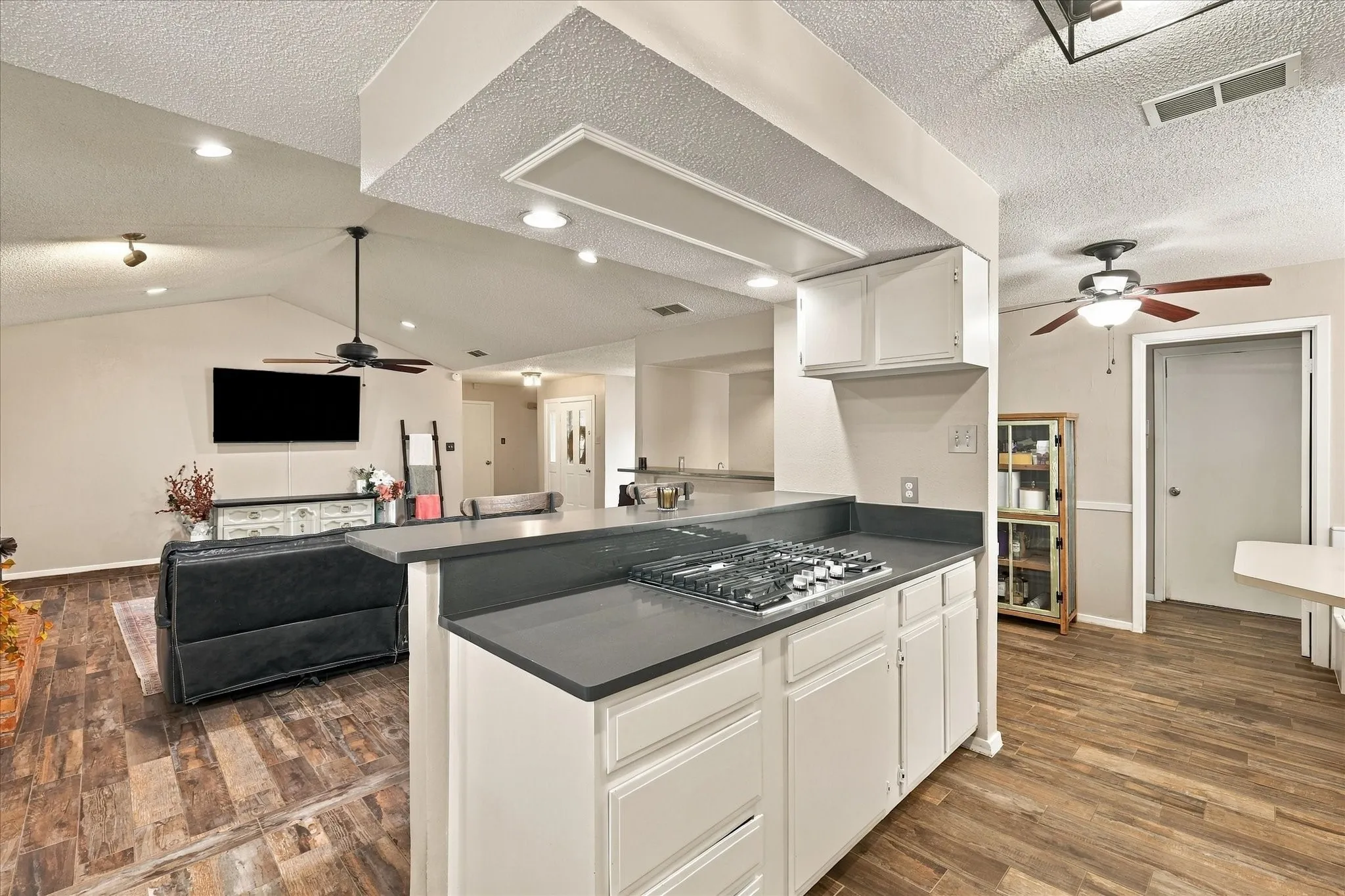 Single Family Residence For Sale in Tarrant County , 2840 Southridge Drive, Grapevine, Texas 76051, 3 Bedroom, 2 Bathroom, 2 Garage spaces, 1,726 Sqft, built in 1978, mls#21392471, Real Estate Agent in Grapevine, Homes For Sale in Tarrant county, Homes For Sale in Grapevine, Realtor in Grapevine Texas, Real Estate Brokerage Independent Realty Texas, Luminita Cordes Realtor