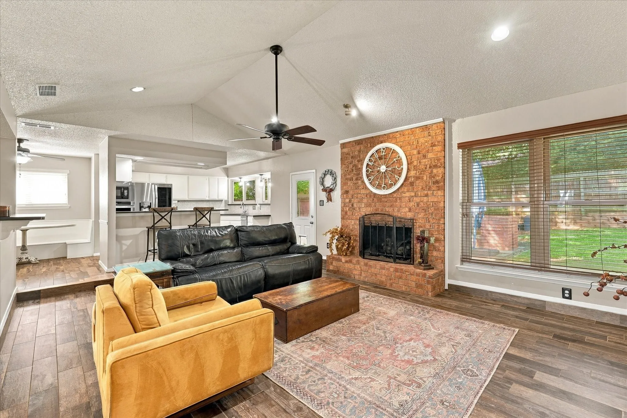 Single Family Residence For Sale in Tarrant County , 2840 Southridge Drive, Grapevine, Texas 76051, 3 Bedroom, 2 Bathroom, 2 Garage spaces, 1,726 Sqft, built in 1978, mls#21392471, Real Estate Agent in Grapevine, Homes For Sale in Tarrant county, Homes For Sale in Grapevine, Realtor in Grapevine Texas, Real Estate Brokerage Independent Realty Texas, Luminita Cordes Realtor