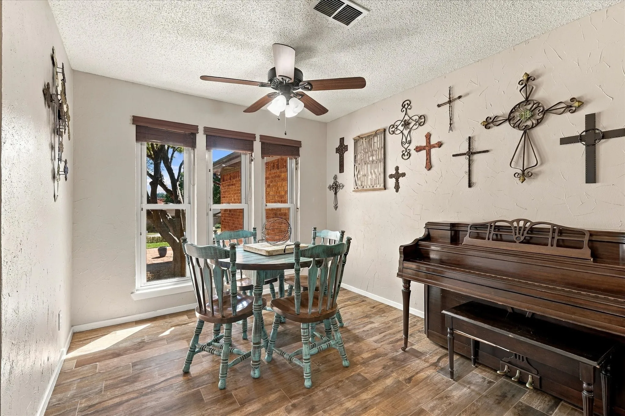 Single Family Residence For Sale in Tarrant County , 2840 Southridge Drive, Grapevine, Texas 76051, 3 Bedroom, 2 Bathroom, 2 Garage spaces, 1,726 Sqft, built in 1978, mls#21392471, Real Estate Agent in Grapevine, Homes For Sale in Tarrant county, Homes For Sale in Grapevine, Realtor in Grapevine Texas, Real Estate Brokerage Independent Realty Texas, Luminita Cordes Realtor